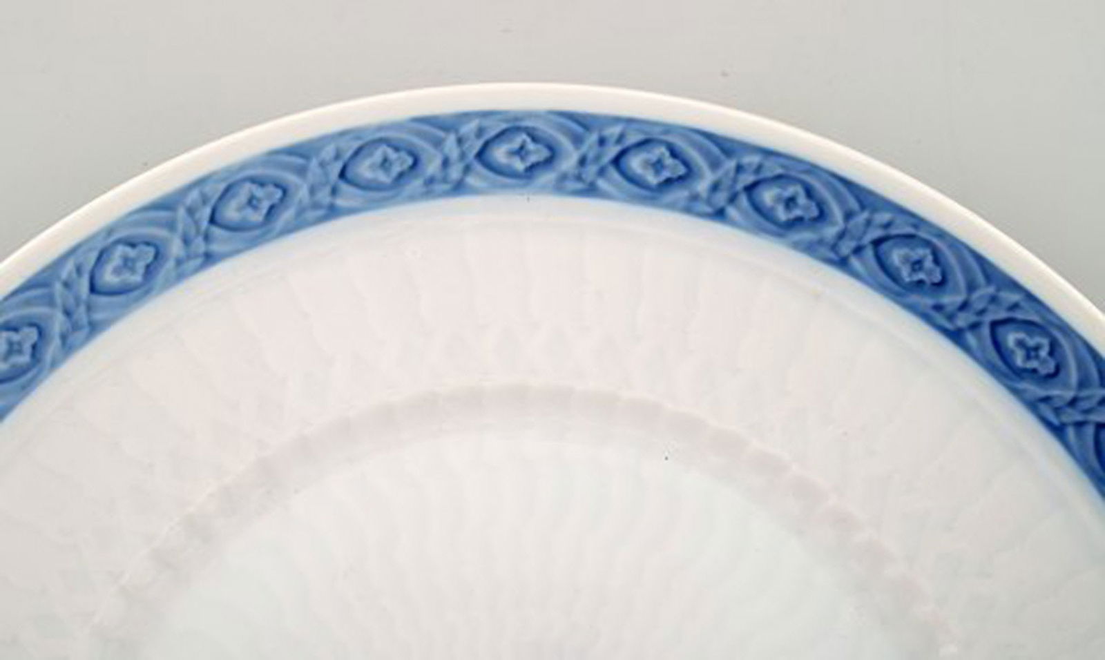 Blue Fan Royal Copenhagen porcelain dinnerware. Round serving dish no. 11505. - 2