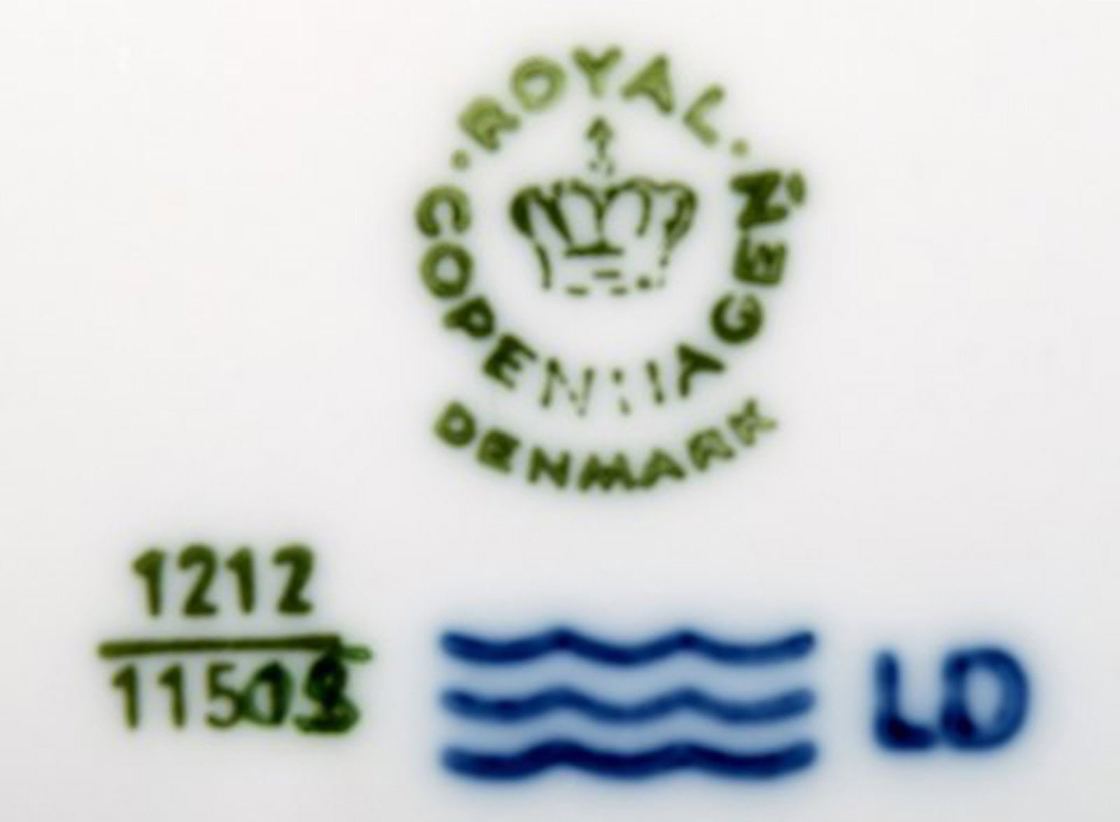 Blue Fan Royal Copenhagen porcelain dinnerware. Round serving dish no. 11505. - 3