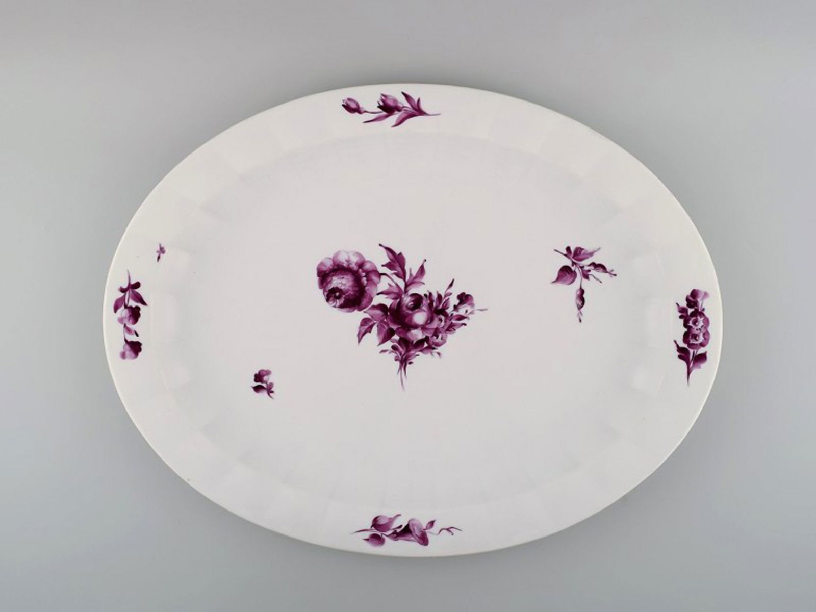 Royal Copenhagen huge "Purpur" serving plate.: Title: Royal Copenhagen huge "Purpur" serving plate. Description: Royal Copenhagen huge "Purpur" serving plate. Measures 48 x 37 cm. Number 427/8541. Year 1870-1890. In perfect condition. 1st. factory