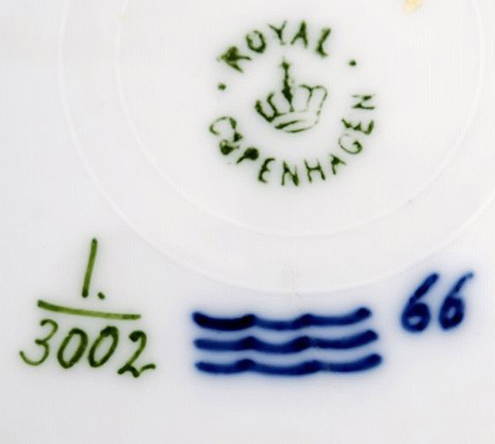 Arnold Krog for Royal Copenhagen: "Fish service" dinner plate in porcelain, decorated in colors with - 5