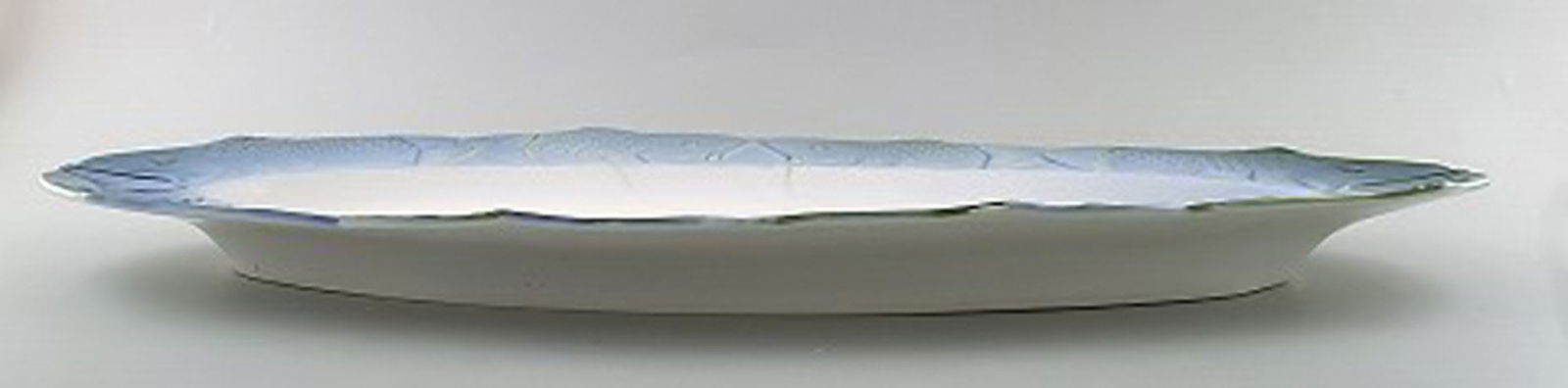 Arnold Krog for Royal Copenhagen: "Fish service" porcelain very large oval fish dish decorated in - 2