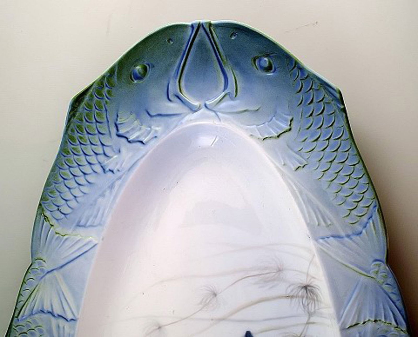 Arnold Krog for Royal Copenhagen: "Fish service" porcelain very large oval fish dish decorated in - 3