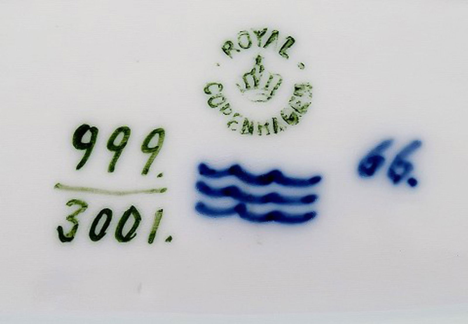 Arnold Krog for Royal Copenhagen: "Fish service" porcelain very large oval fish dish decorated in - 7