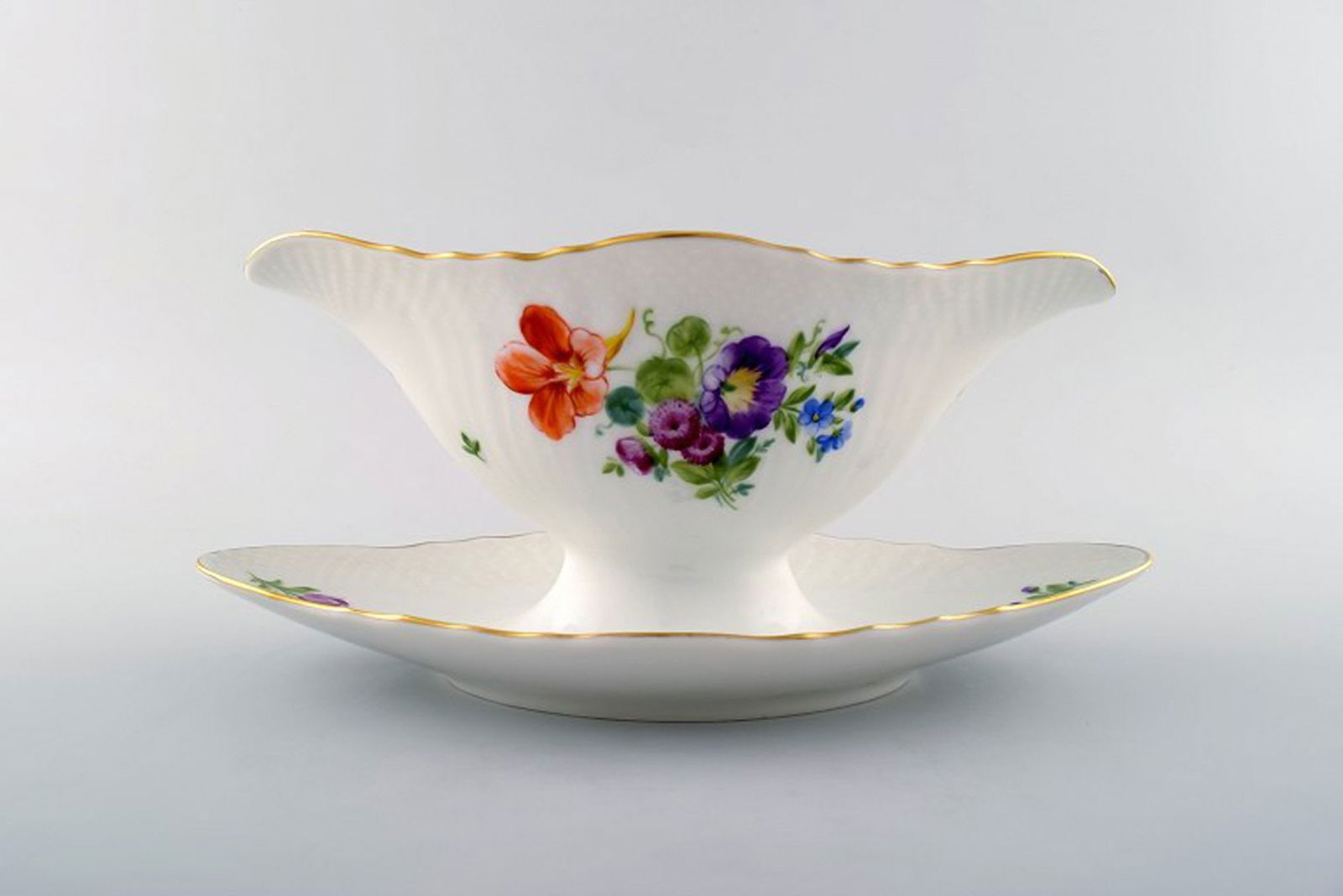 Royal Copenhagen Saxon Flower, gravy boat.: Title: Royal Copenhagen Saxon Flower, gravy boat. Description: Royal Copenhagen Saxon Flower, gravy boat. Decoration Number 493/1871. 2nd. assortment. Measures 27 cm. x 10.5 cm. Perfect condition. Res
