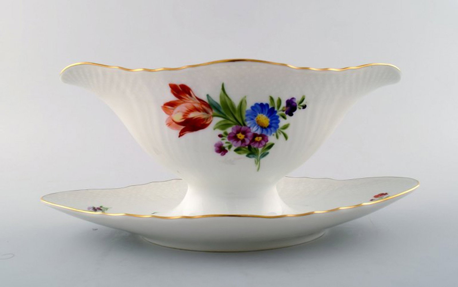 Royal Copenhagen Saxon Flower, gravy boat.: Title: Royal Copenhagen Saxon Flower, gravy boat. Description: Royal Copenhagen Saxon Flower, gravy boat. Decoration Number 493/1871. 2nd. assortment. Measures 27 cm. x 10.5 cm. Perfect condition. Res
