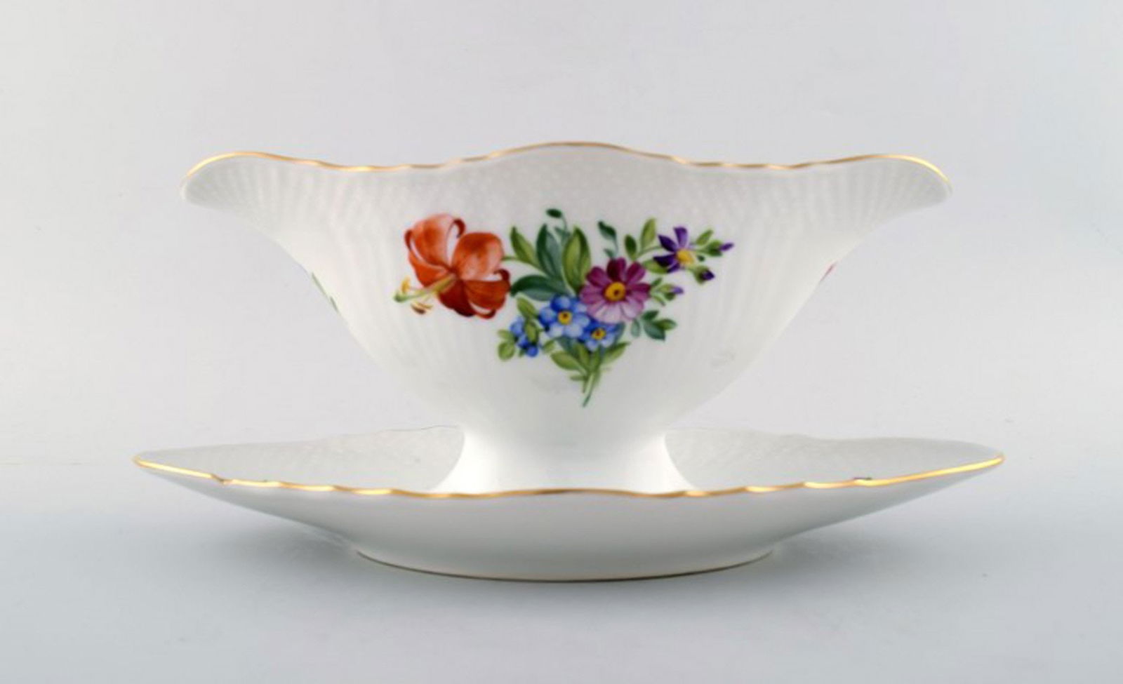 Royal Copenhagen Saxon Flower, gravy boat.: Title: Royal Copenhagen Saxon Flower, gravy boat. Description: Royal Copenhagen Saxon Flower, gravy boat. Decoration Number 493/1871. 2nd. assortment. Measures 27 cm. x 10.5 cm. Perfect condition. 