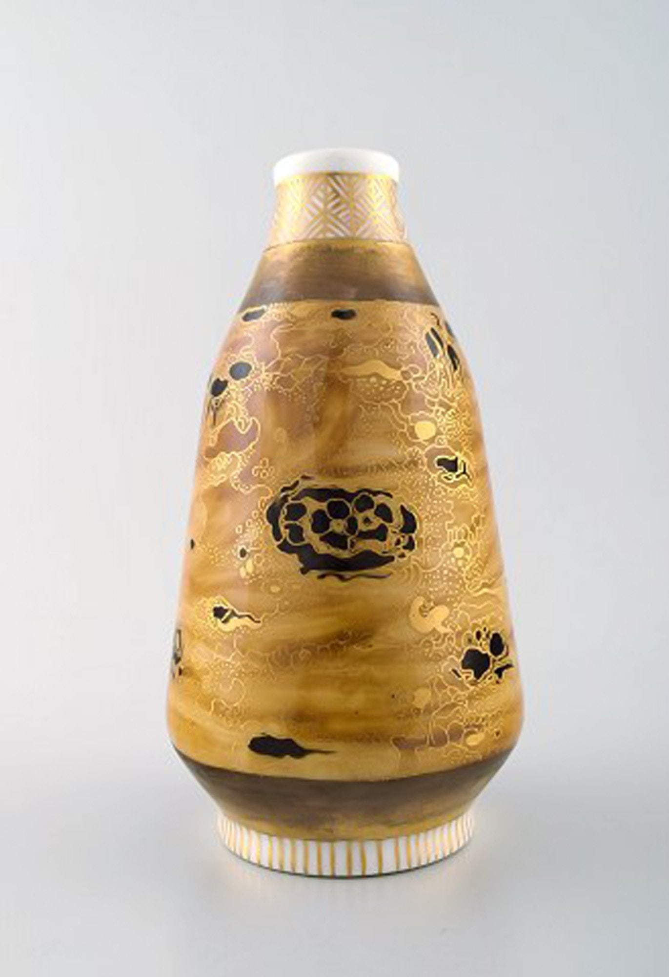 Theodor Larsen for Royal Copenhagen. A pair of porcelain vases decorated in gold and black. - 2