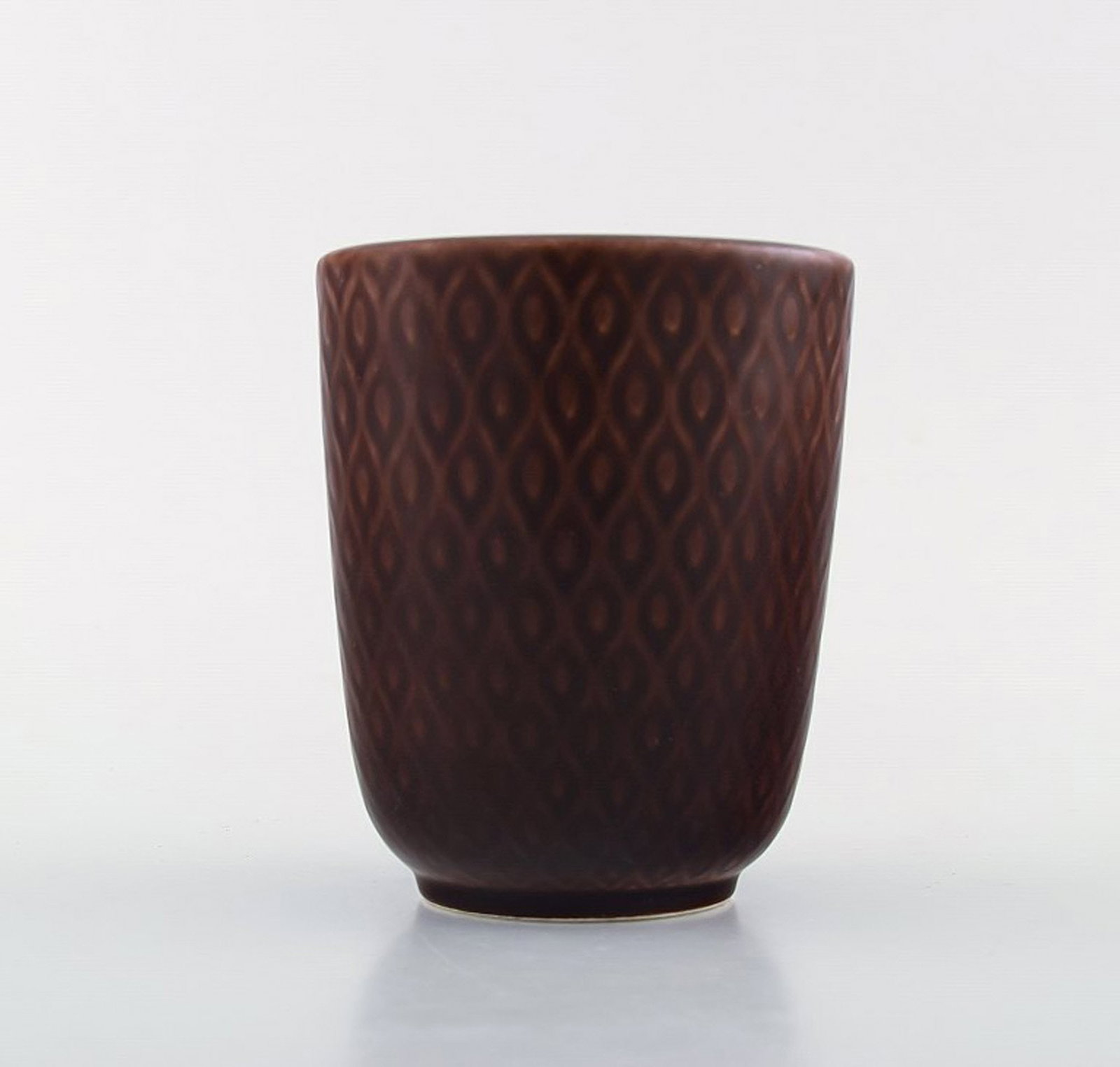 Nils Thorsson for Aluminia. "Marselis" faience vase with geometric pattern in beautiful ox blood: Title: Nils Thorsson for Aluminia. "Marselis" faience vase with geometric pattern in beautiful ox blood glaze. Description: Nils Thorsson for Aluminia. "Marselis" faience vase with geometric pattern i