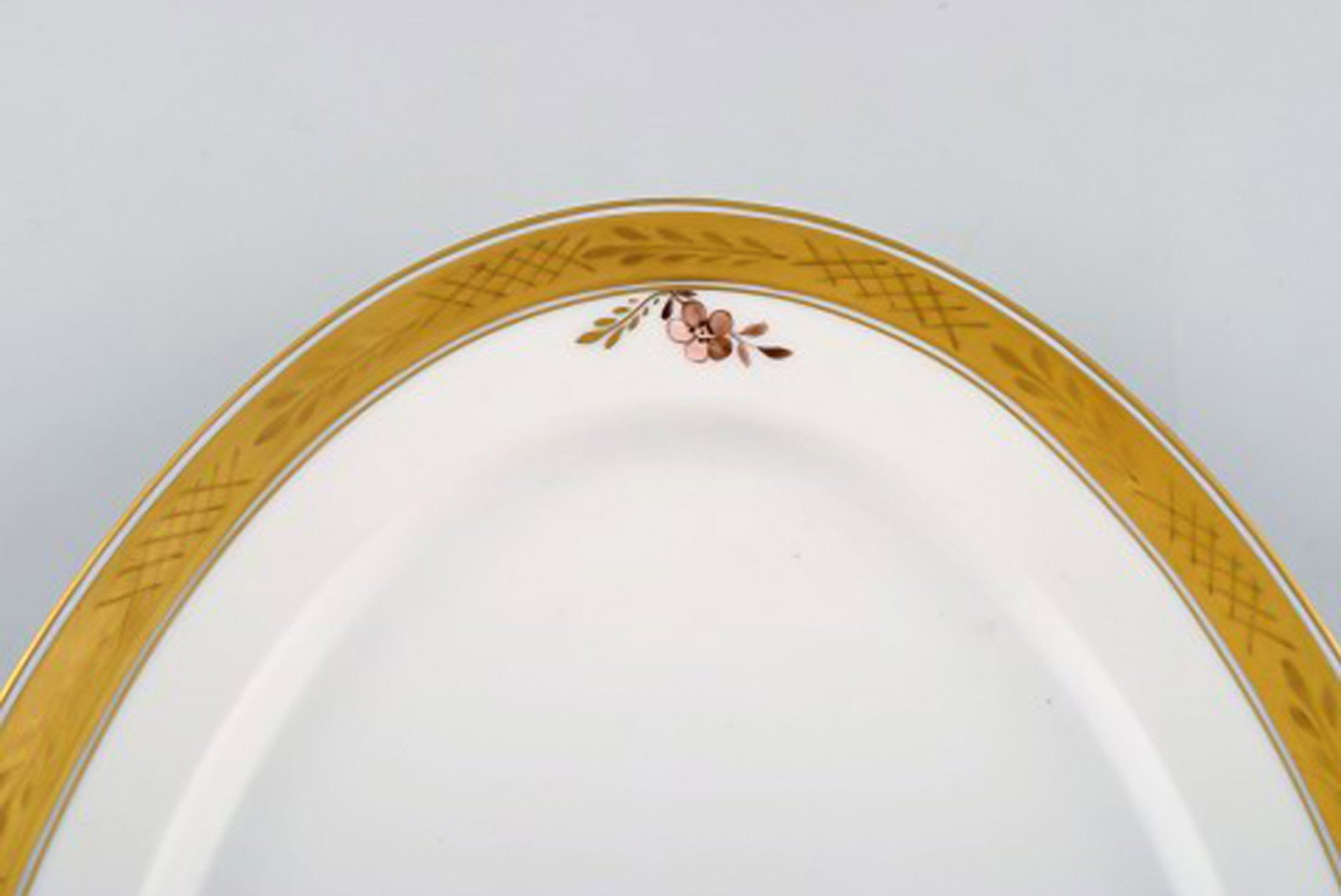 Royal Copenhagen. "Golden basket" oval dish with gold edge. Mid 20th century. - 3