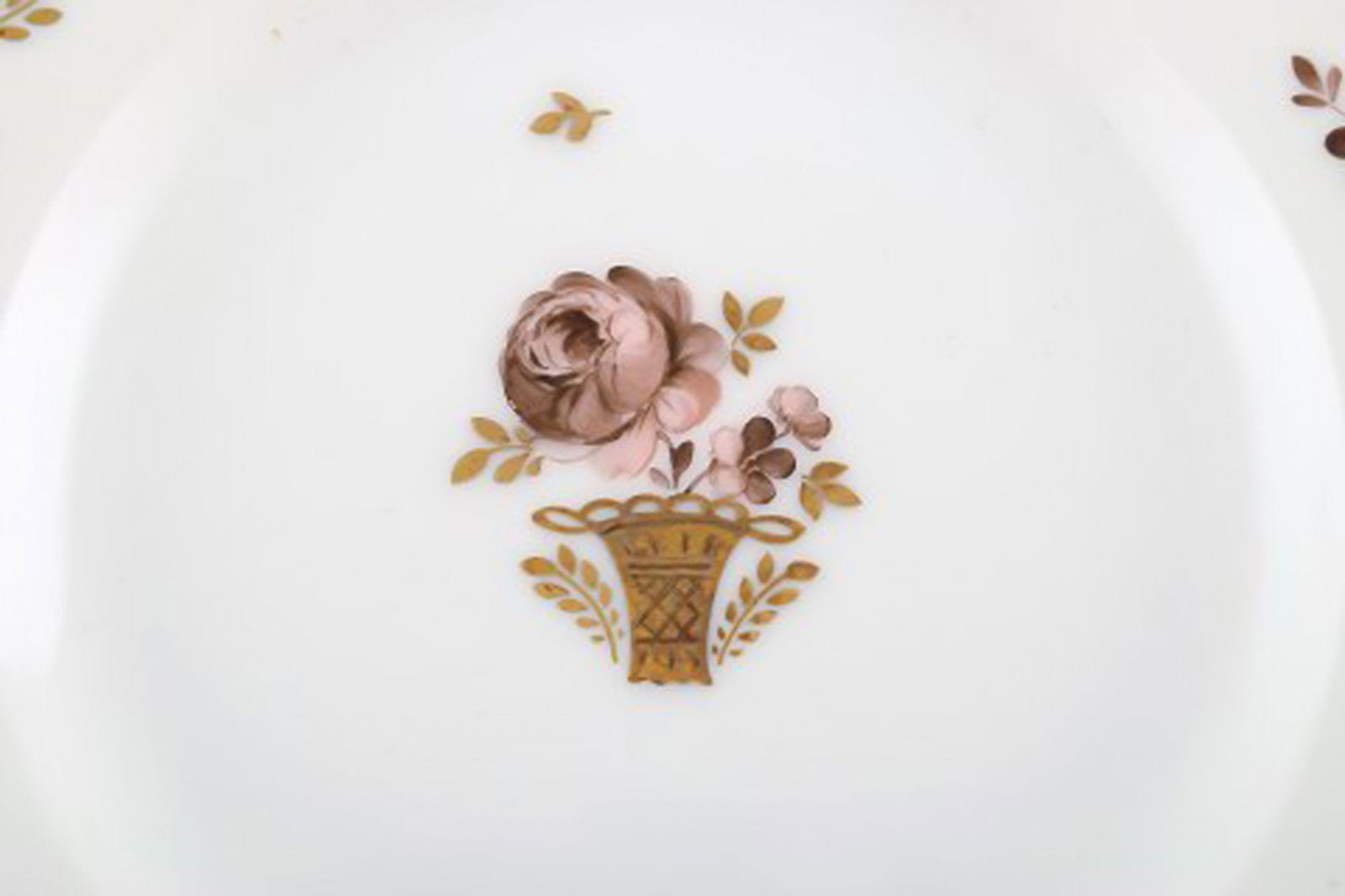 Royal Copenhagen. "Golden basket" plate with gold edge. Mid 20th century. - 2