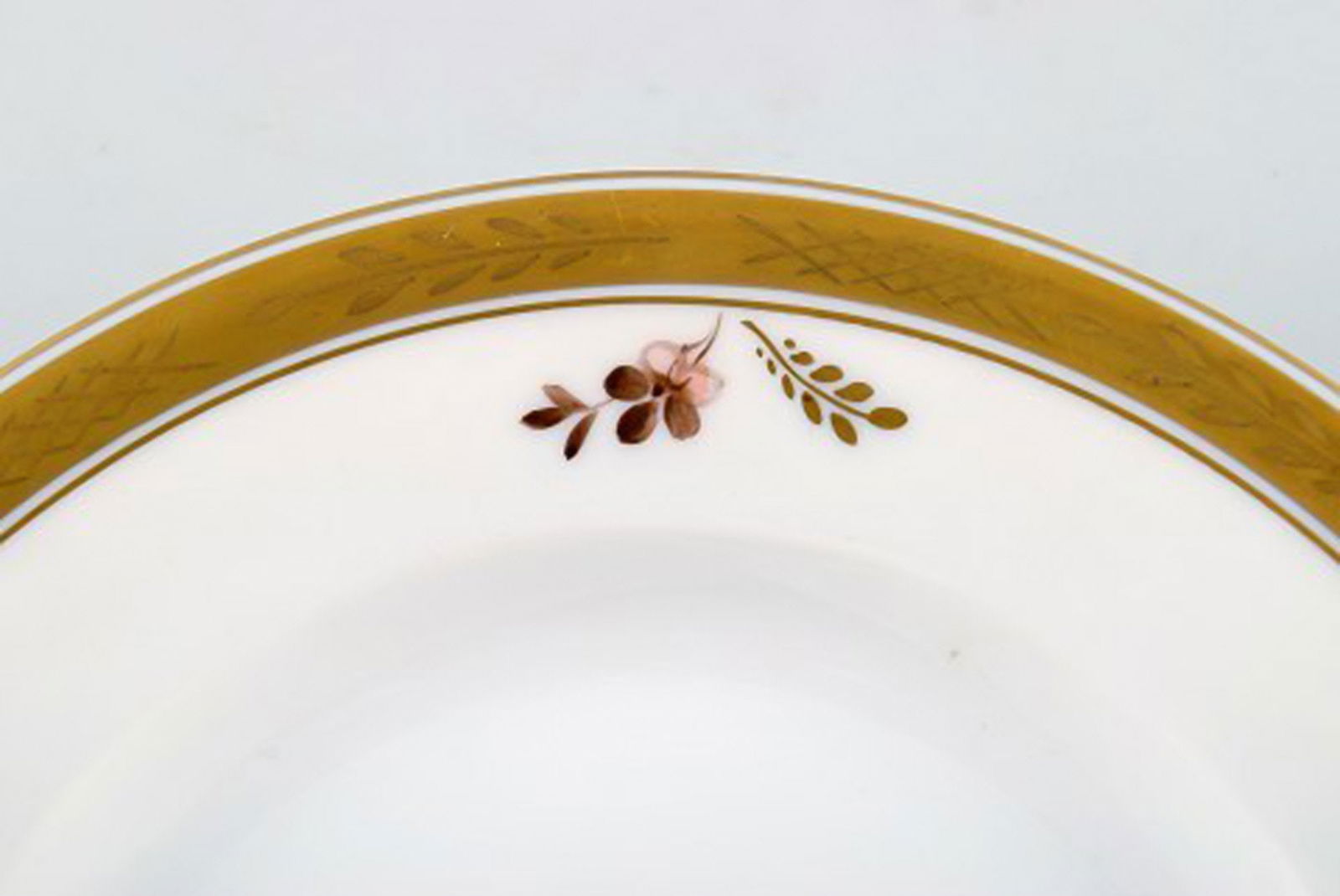 Royal Copenhagen. "Golden basket" plate with gold edge. Mid 20th century. - 3