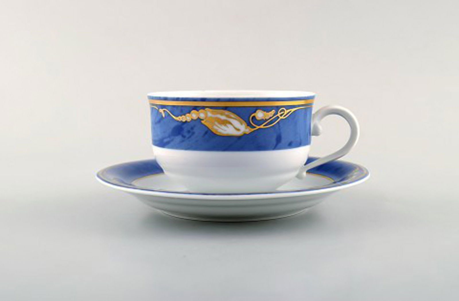 Royal Copenhagen. Set of six "Magnolia" tea cups with saucers and six plates. Late 20th century. - 2