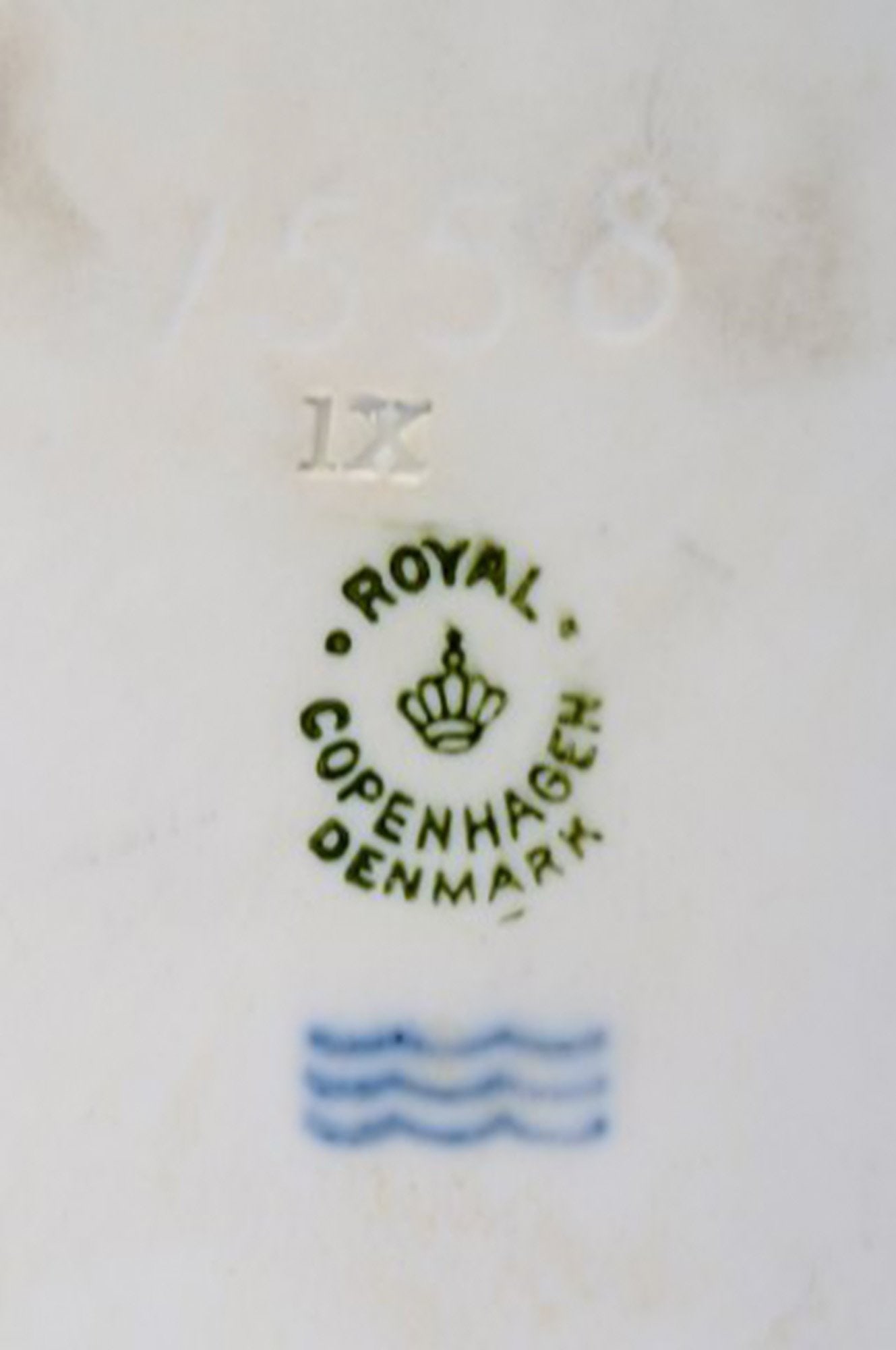 Royal Copenhagen serving dish in porcelain with floral motifs and gold border. Mid 20th century. - 4