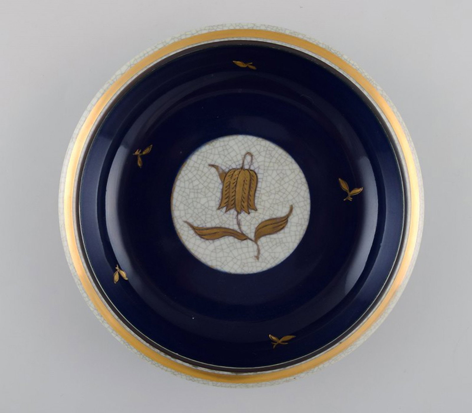 Oluf Jensen for Royal Copenhagen. Bowl in crackled porcelain with gold decoration and floral motif.: Title: Oluf Jensen for Royal Copenhagen. Bowl in crackled porcelain with gold decoration and floral motif. 1930's. Description: Oluf Jensen for Royal Copenhagen. Bowl in crackled porcelain with gold