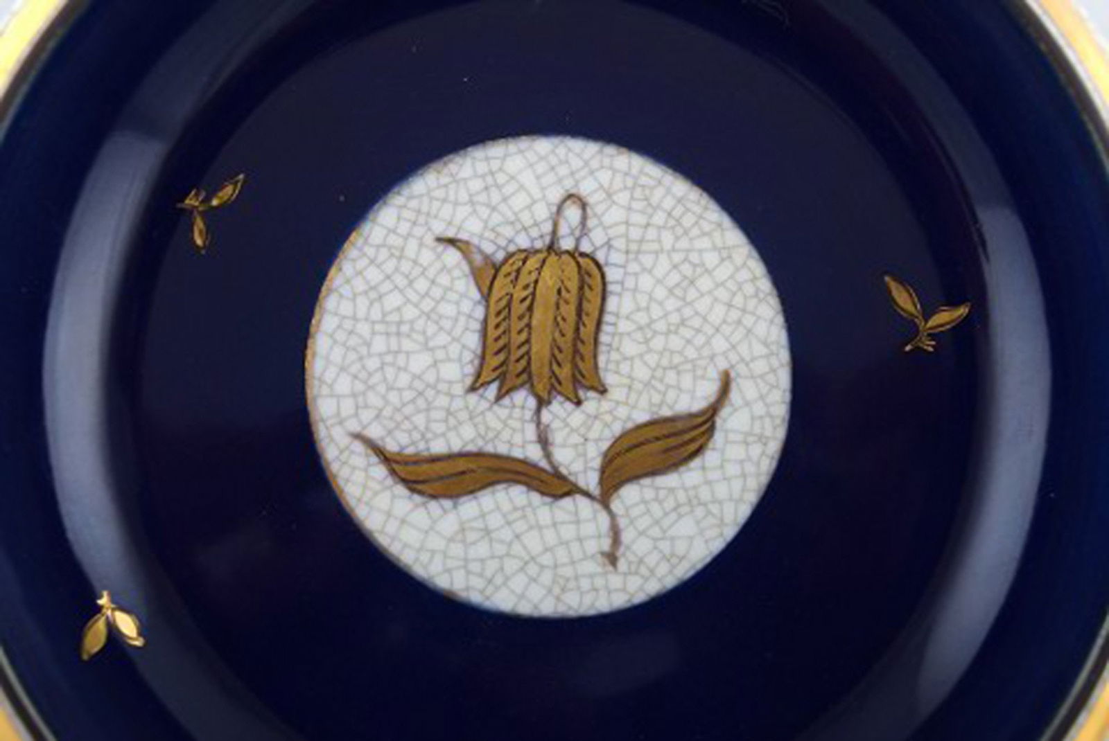 Oluf Jensen for Royal Copenhagen. Bowl in crackled porcelain with gold decoration and floral motif. - 3