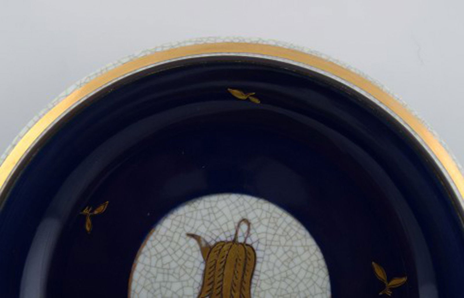 Oluf Jensen for Royal Copenhagen. Bowl in crackled porcelain with gold decoration and floral motif. - 4
