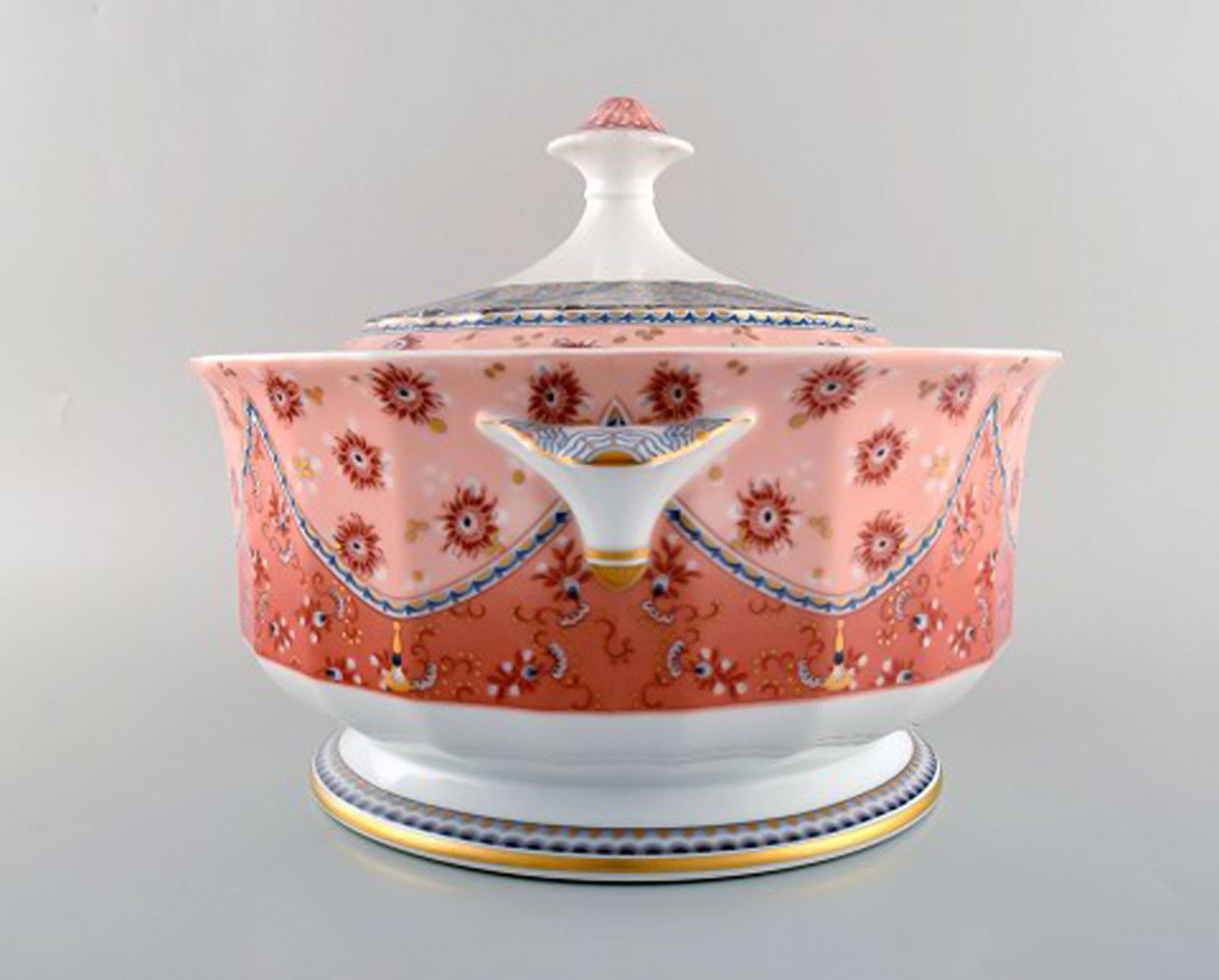 Large Royal Copenhagen Fairytale porcelain lidded tureen. Late 20th century. - 4