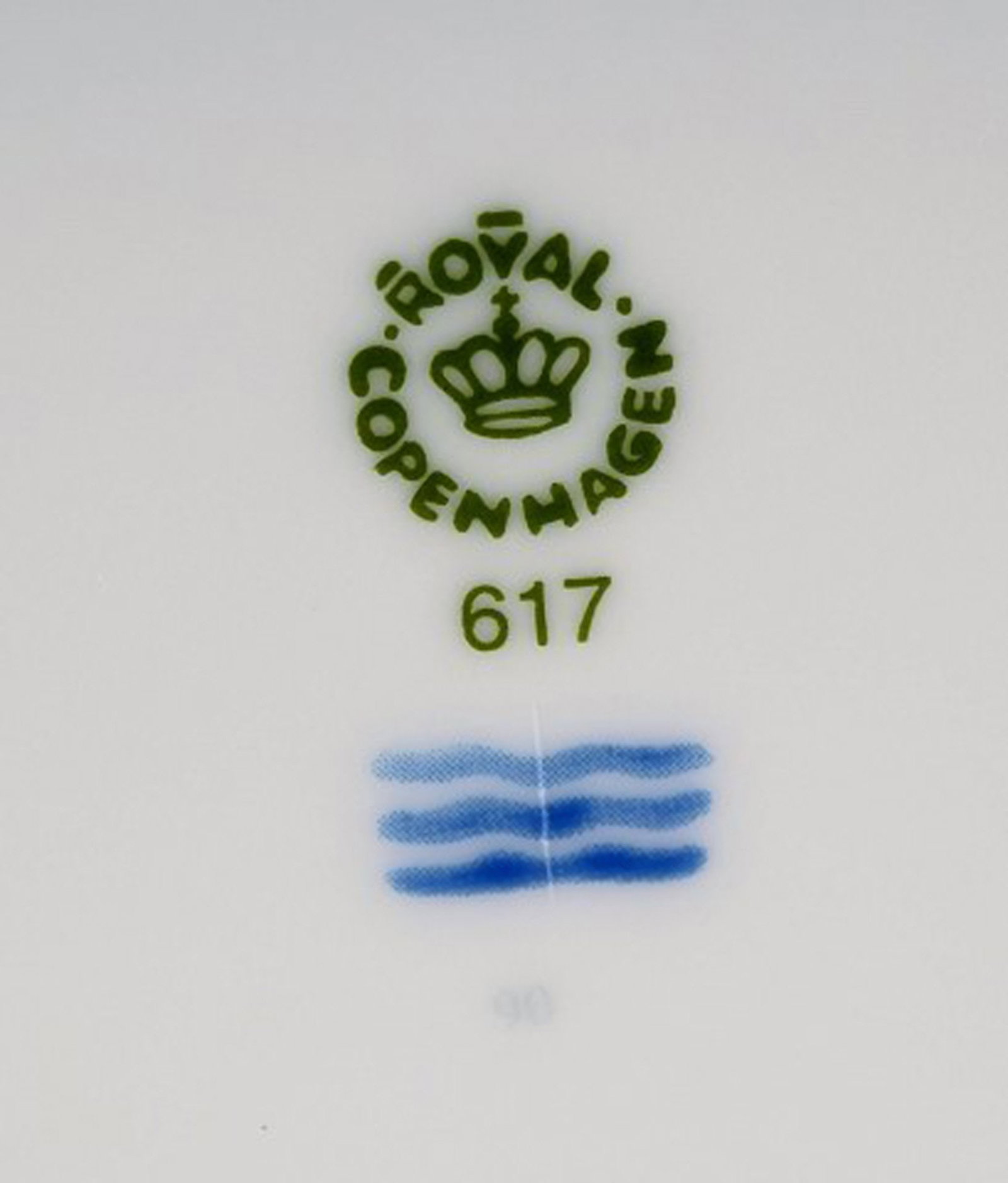 8 Royal Copenhagen Magnolia plates. Late 20th century. - 4