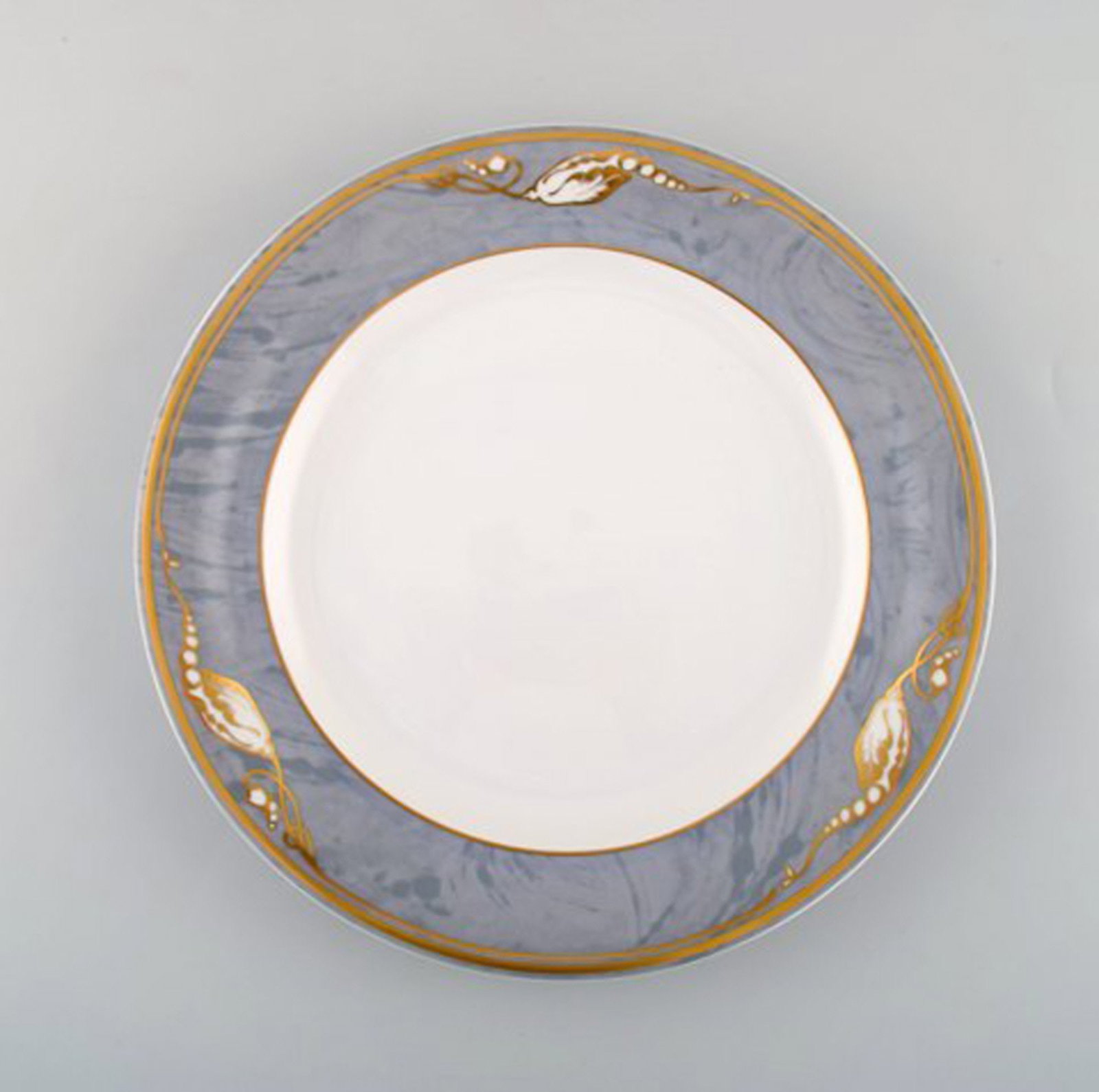 Royal Copenhagen Gray Magnolia. Large porcelain dinner plate. Model number 627. Late 20th century. - 2