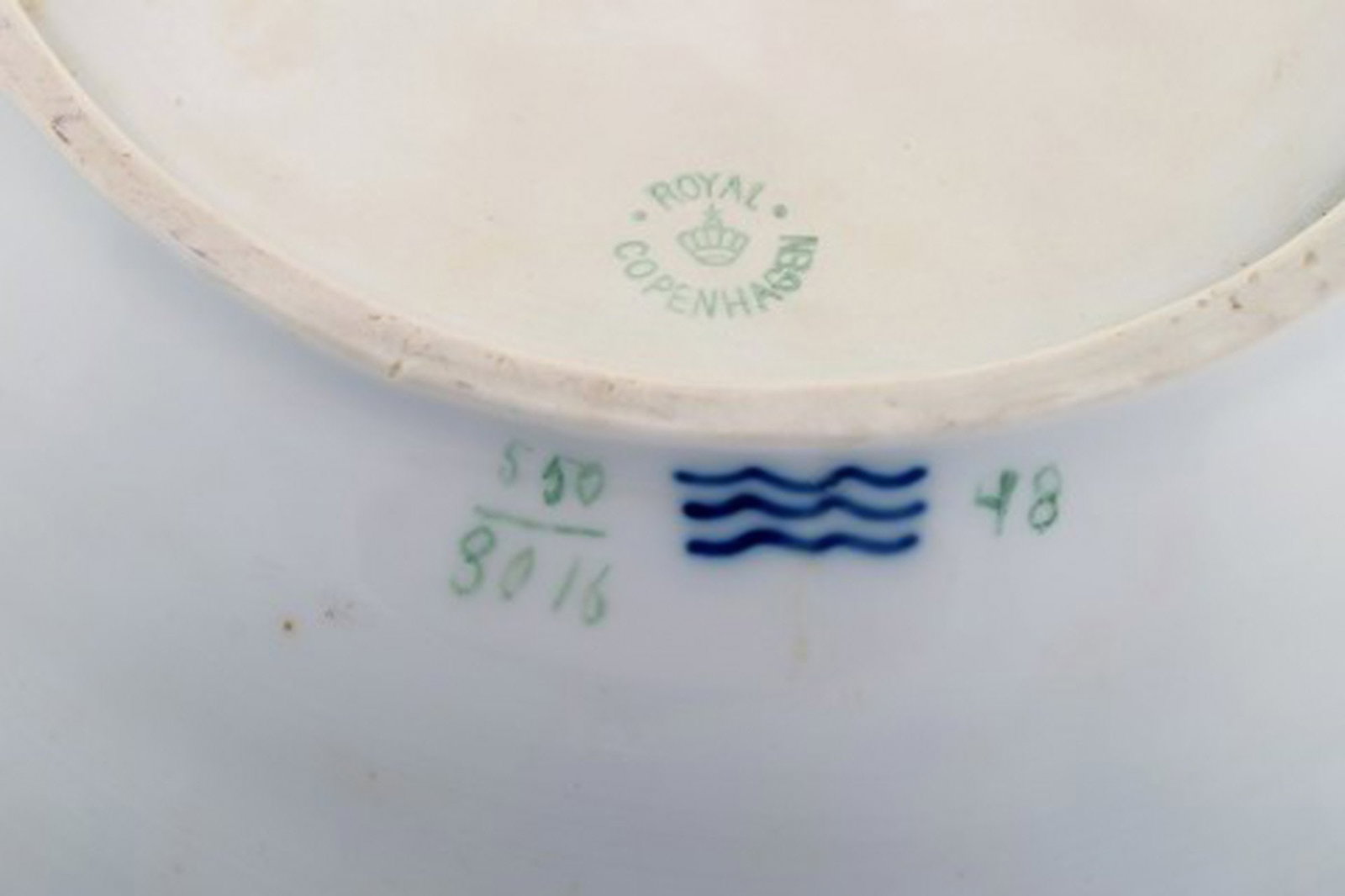 Two large oval Royal Copenhagen serving dishes in hand-painted porcelain with bird motifs and gold - 4