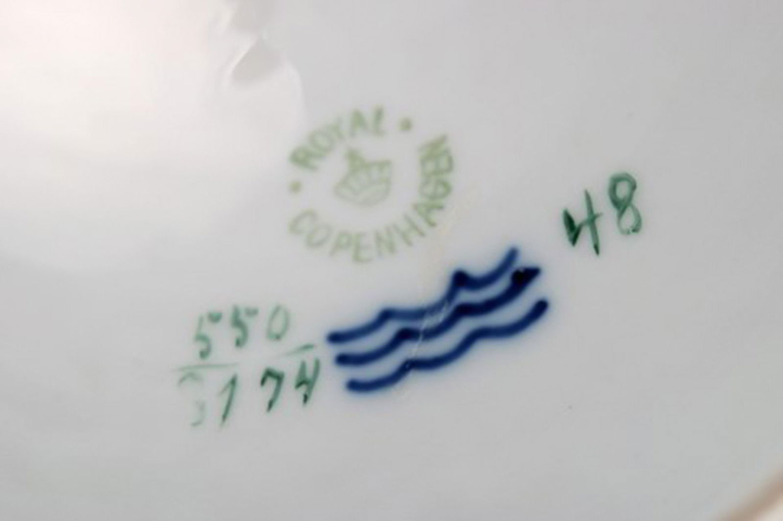 Royal Copenhagen lidded tureen in hand-painted porcelain with bird motifs and gold decoration. Early - 7