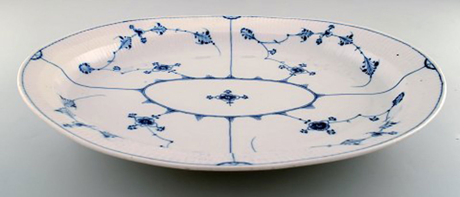 Early and rare Royal Copenhagen large oval dish in museum quality. Early 19th century. - 2