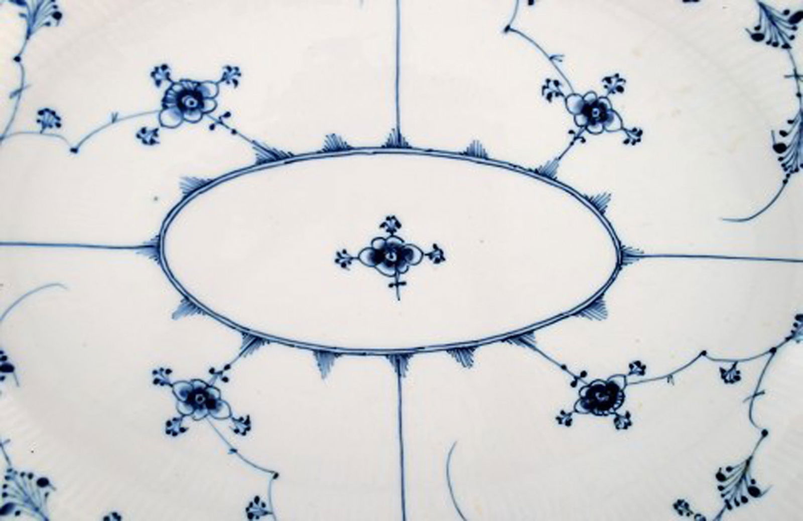 Early and rare Royal Copenhagen large oval dish in museum quality. Early 19th century. - 3