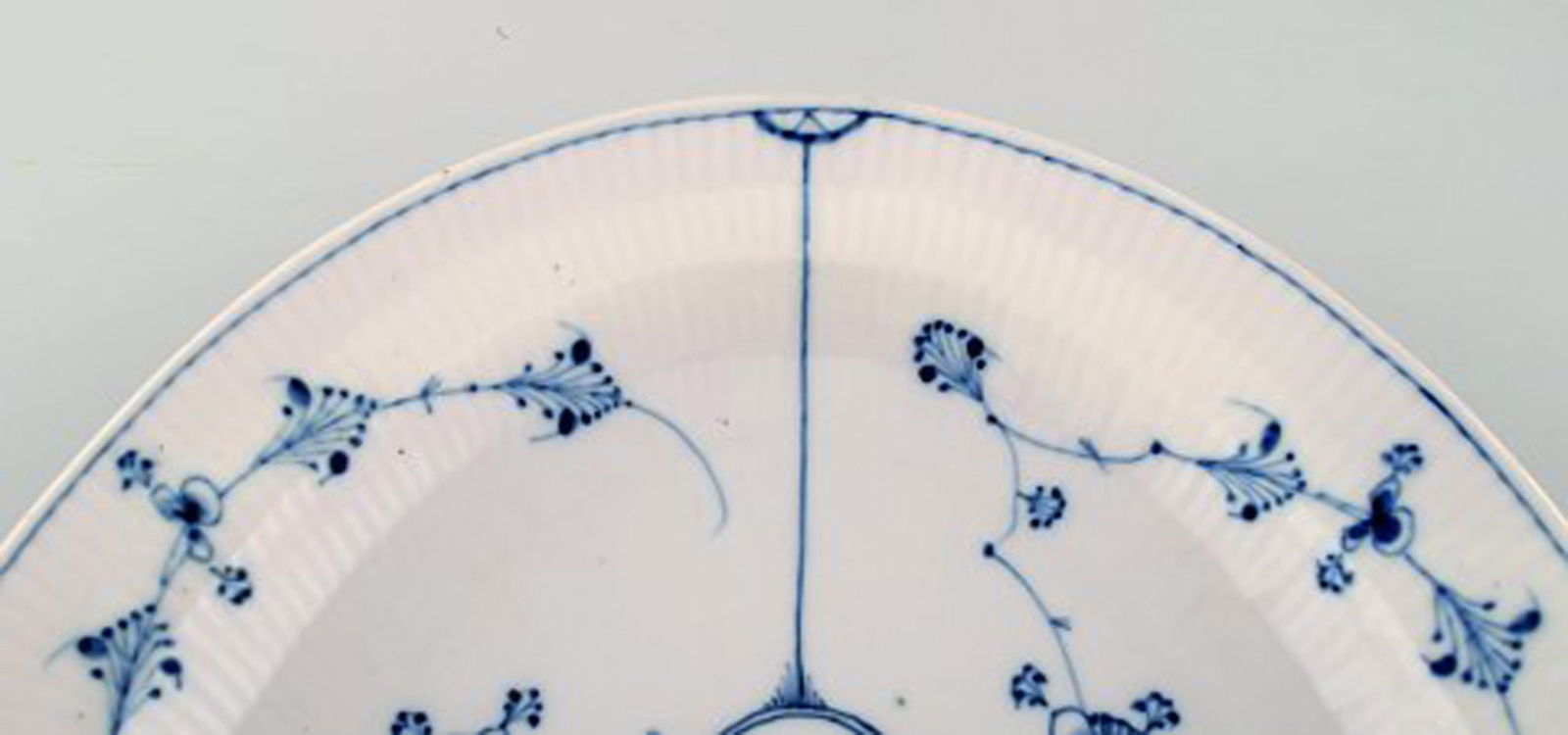 Early and rare Royal Copenhagen large oval dish in museum quality. Early 19th century. - 4