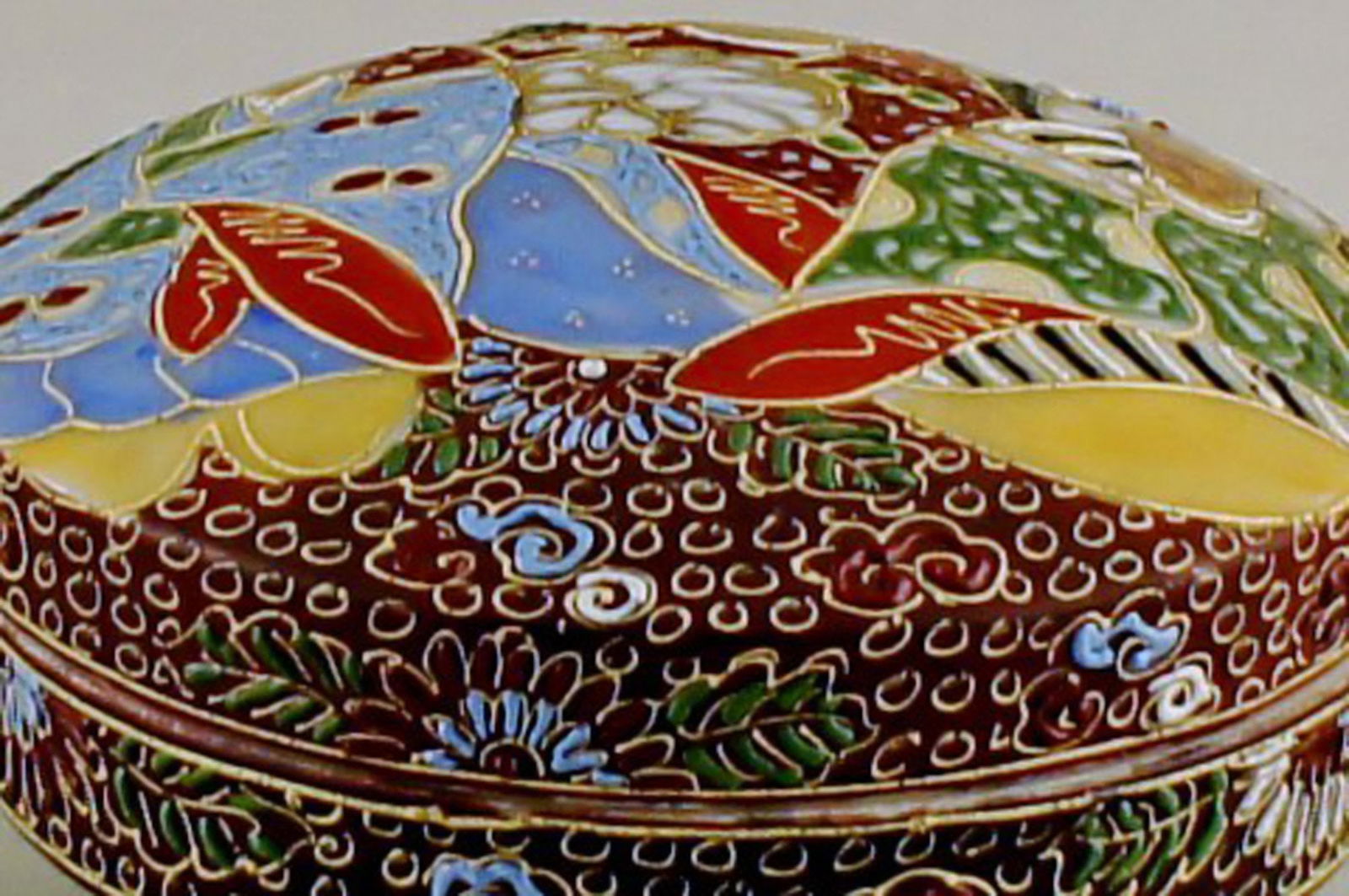 Satsuma earthenware box with a lid. - 3