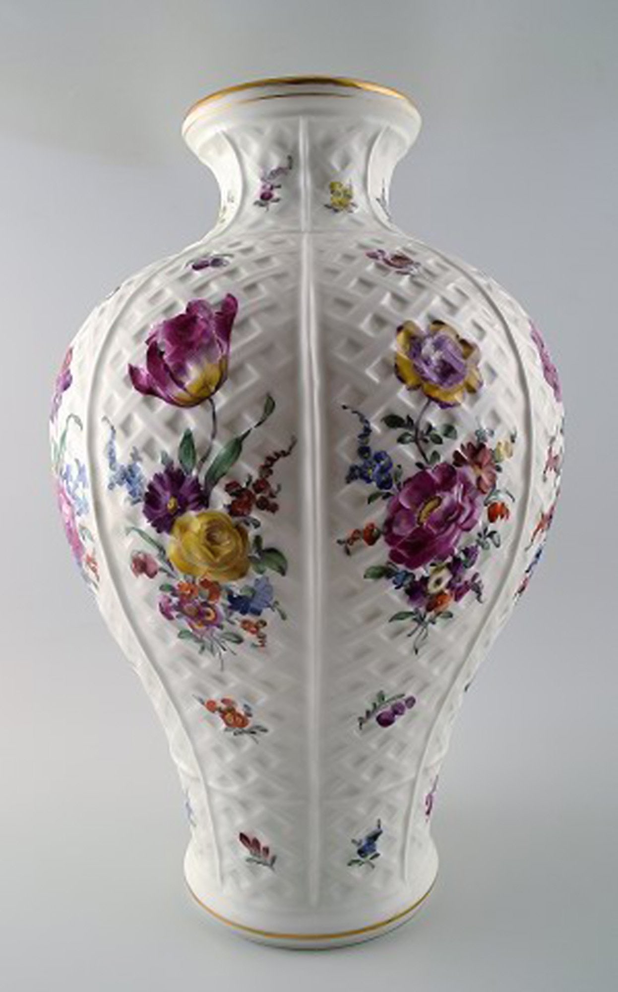 Large Vienna vase in porcelain. Richly decorated with flowers. - 2