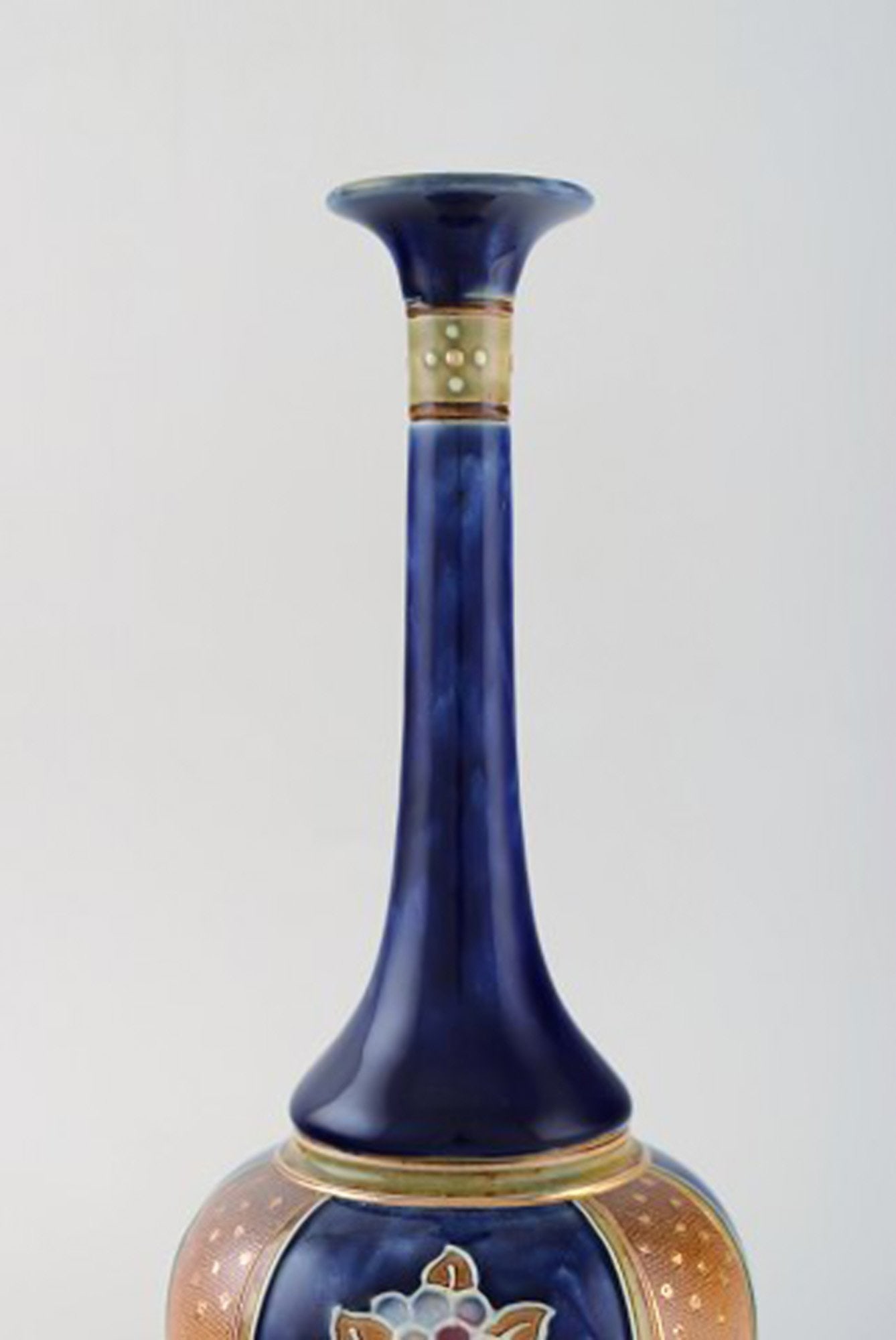 Royal Doulton, England. A pair of narrow-necked art nouveau vases in hand-painted porcelain. Ca - 4