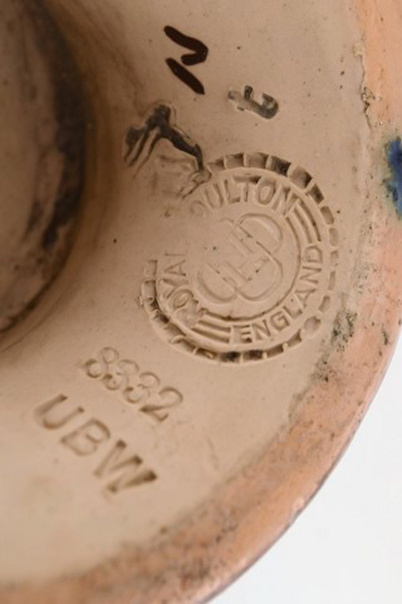 Royal Doulton, England. A pair of narrow-necked art nouveau vases in hand-painted porcelain. Ca - 9