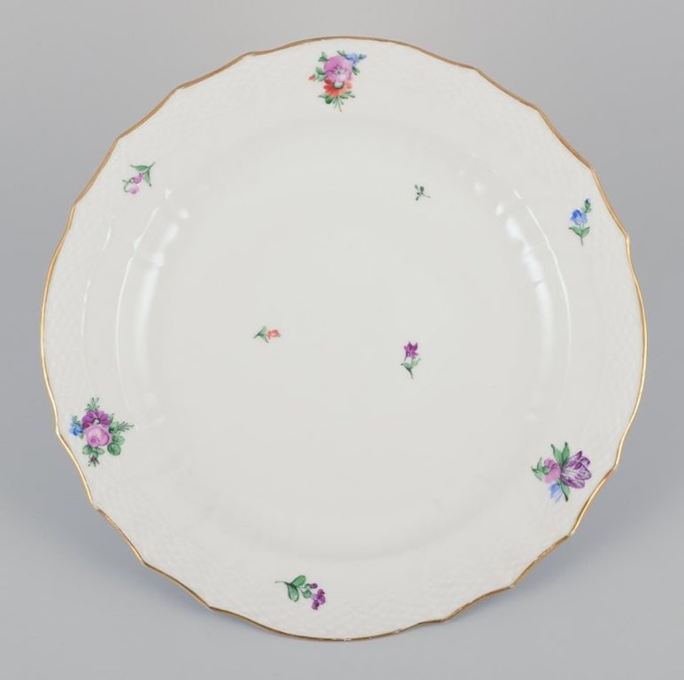 Royal Copenhagen Saxon Flower. Large round serving dish in porcelain. Approximately 1930s. (1 of 7)