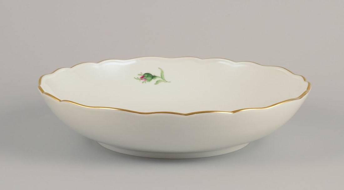 Meissen, Germany. Large porcelain bowl. Hand-painted with pink rose, gold rim. 1920s/30s. - 2