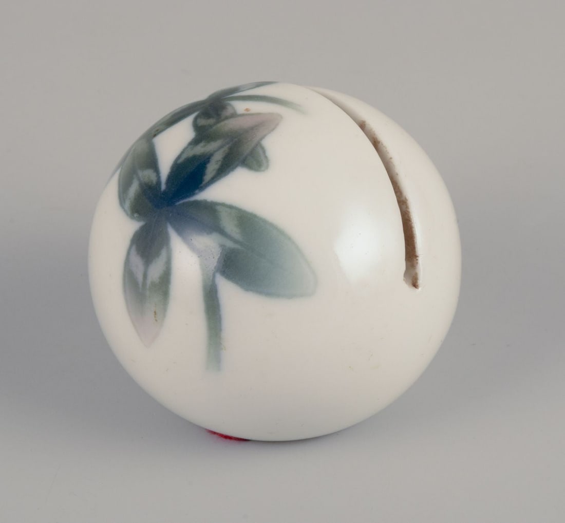 Bing & Grøndahl. Art Nouveau porcelain place card holder. - 2