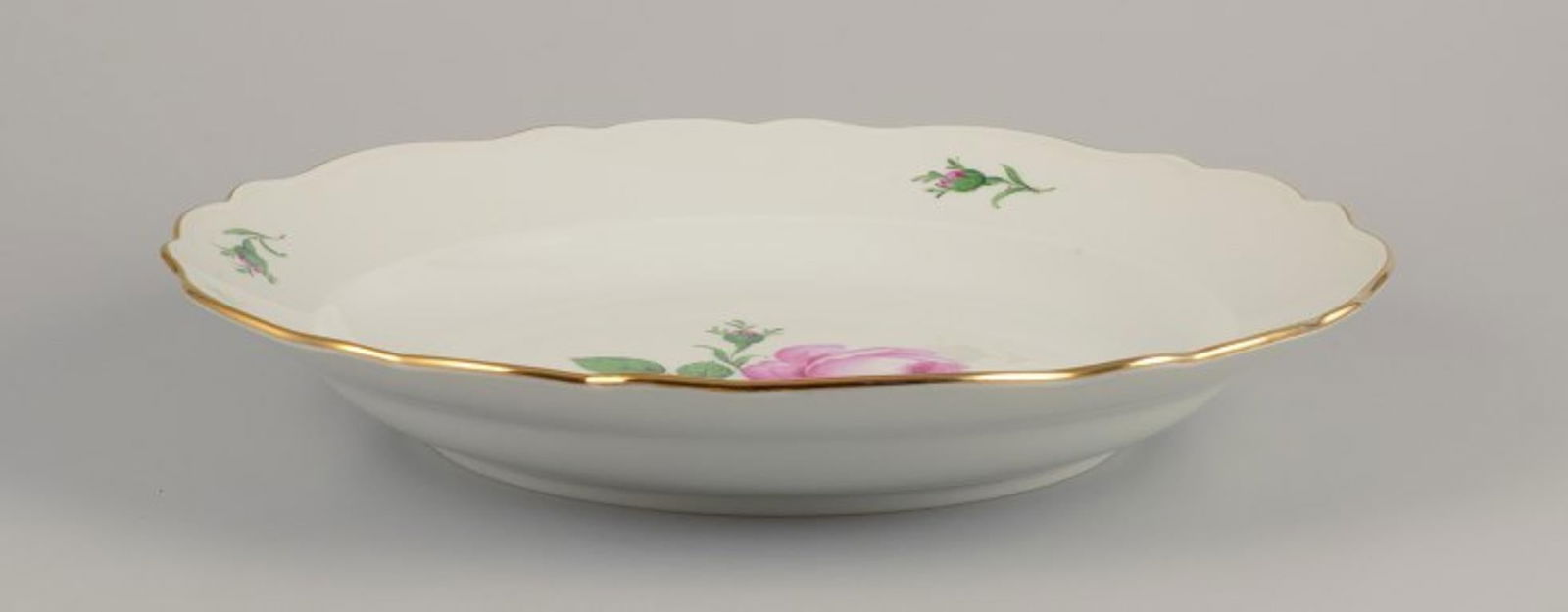 Meissen, large round "Pink Rose" serving platter in porcelain. Ca. 1920/30s. - 2