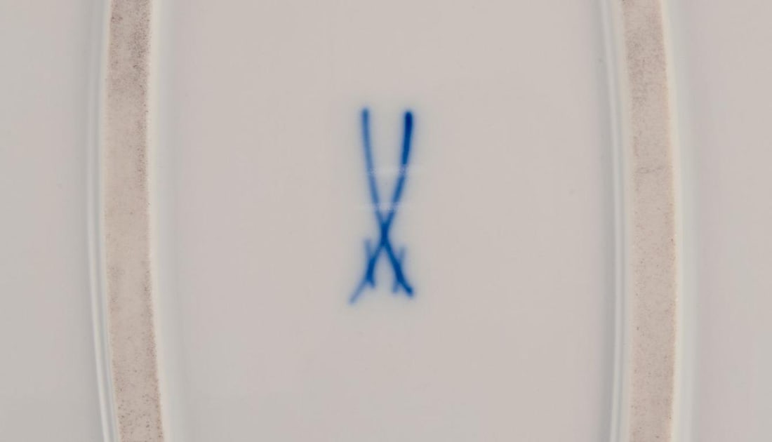 Meissen, two large oval "Pink Rose" serving platters with pink rose, gold rim. 1920s/30s - 6