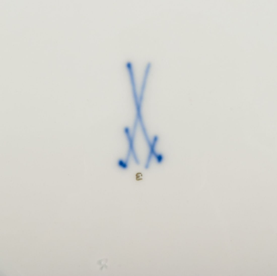 Meissen, Germany. Five porcelain plates with floral motifs, gold rim. Approx. 1920s/1930s. - 9