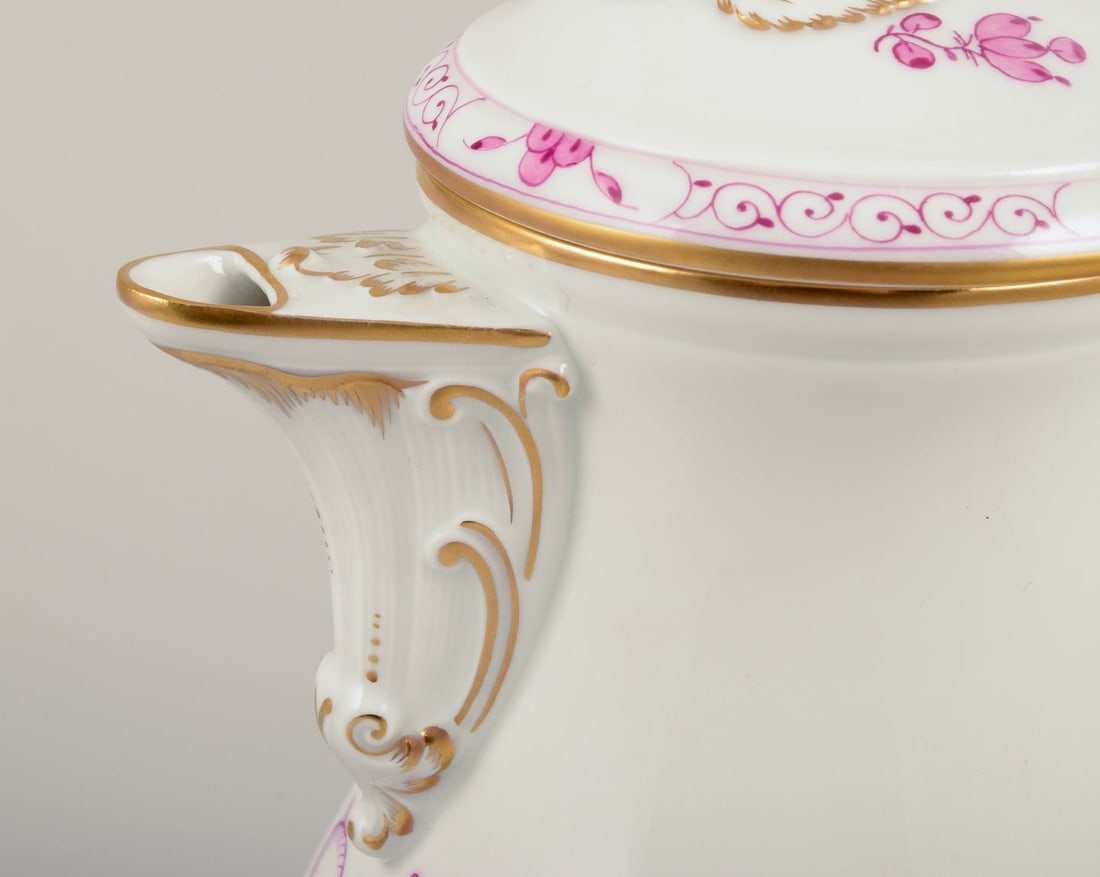 Meissen, Germany. "Pink Indian" porcelain coffee pot with purple floral motifs, gold rim. Mid-20th - 4