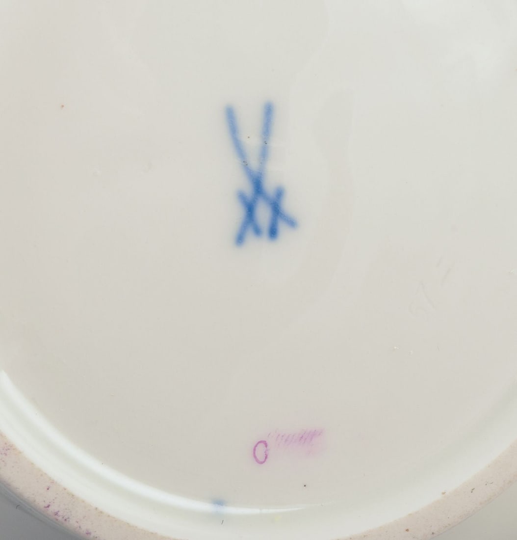 Meissen, Germany. "Pink Indian" porcelain coffee pot with purple floral motifs, gold rim. Mid-20th - 8