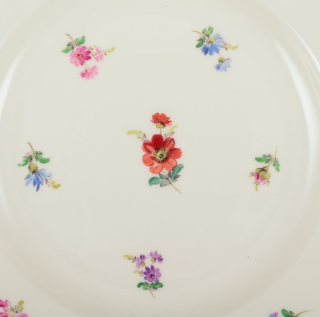 Meissen, Germany. Five dinner plates in porcelain with floral motifs, gold rim. Approx. 1920s/1930s. - 3