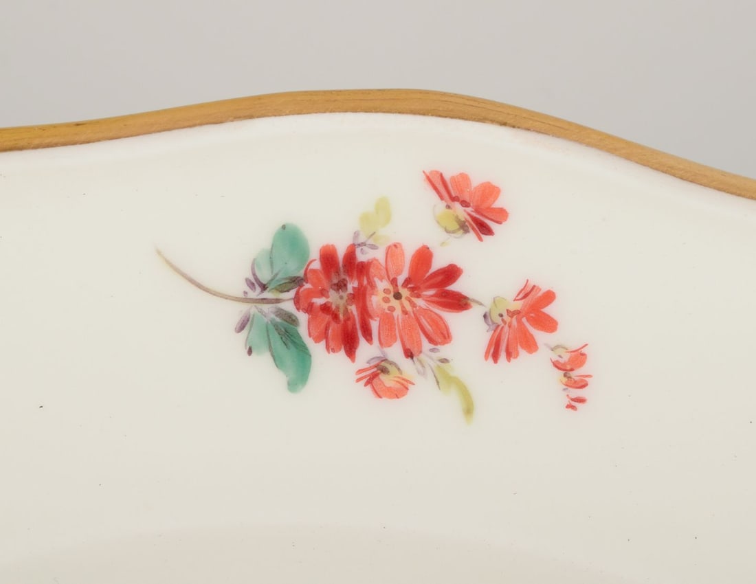 Meissen, Germany. Five dinner plates in porcelain with floral motifs, gold rim. Approx. 1920s/1930s. - 4