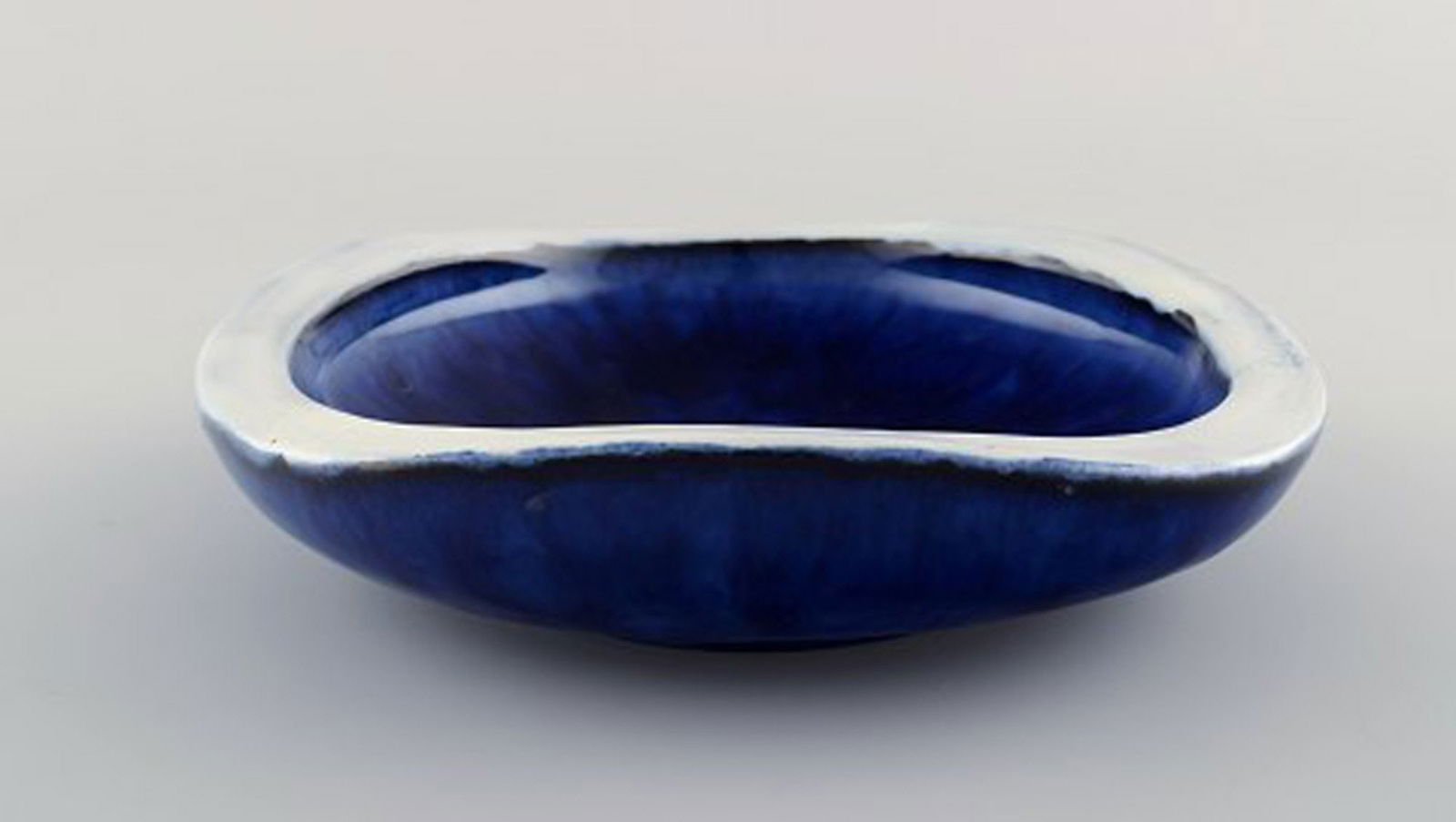 Vicke Lindstrand for Upsala-Ekeby. Bowl in glazed ceramics. Beautiful glaze in shades of blue. - 2