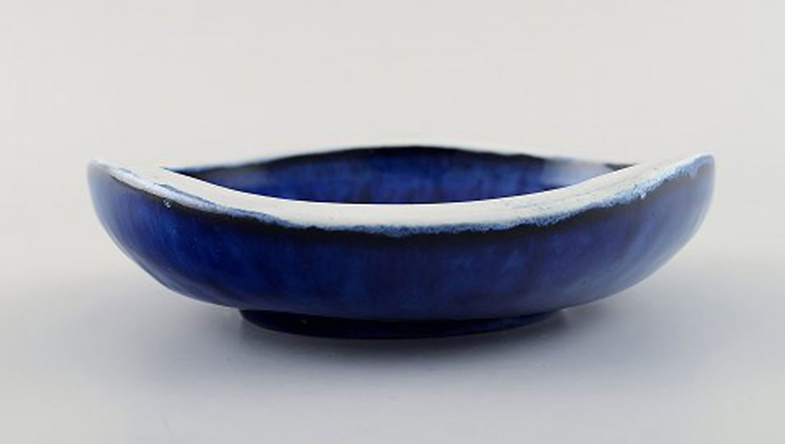 Vicke Lindstrand for Upsala-Ekeby. Bowl in glazed ceramics. Beautiful glaze in shades of blue. - 3