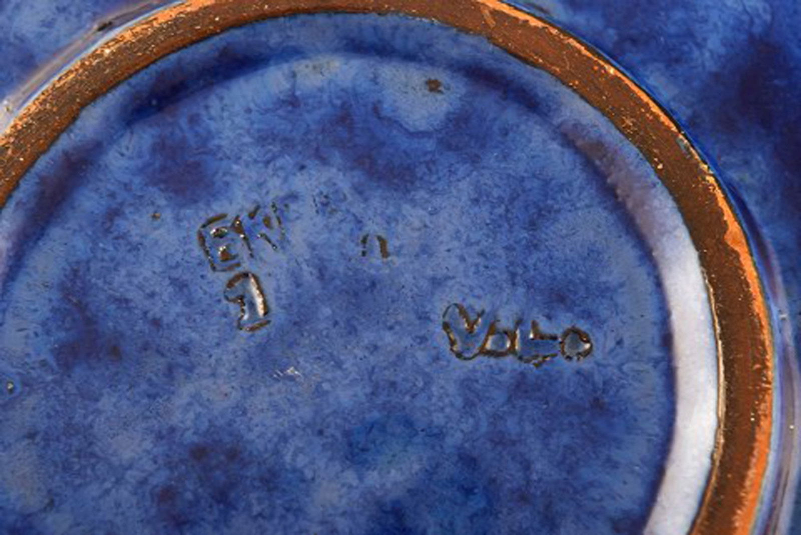 Vicke Lindstrand for Upsala-Ekeby. Bowl in glazed ceramics. Beautiful glaze in shades of blue. - 5