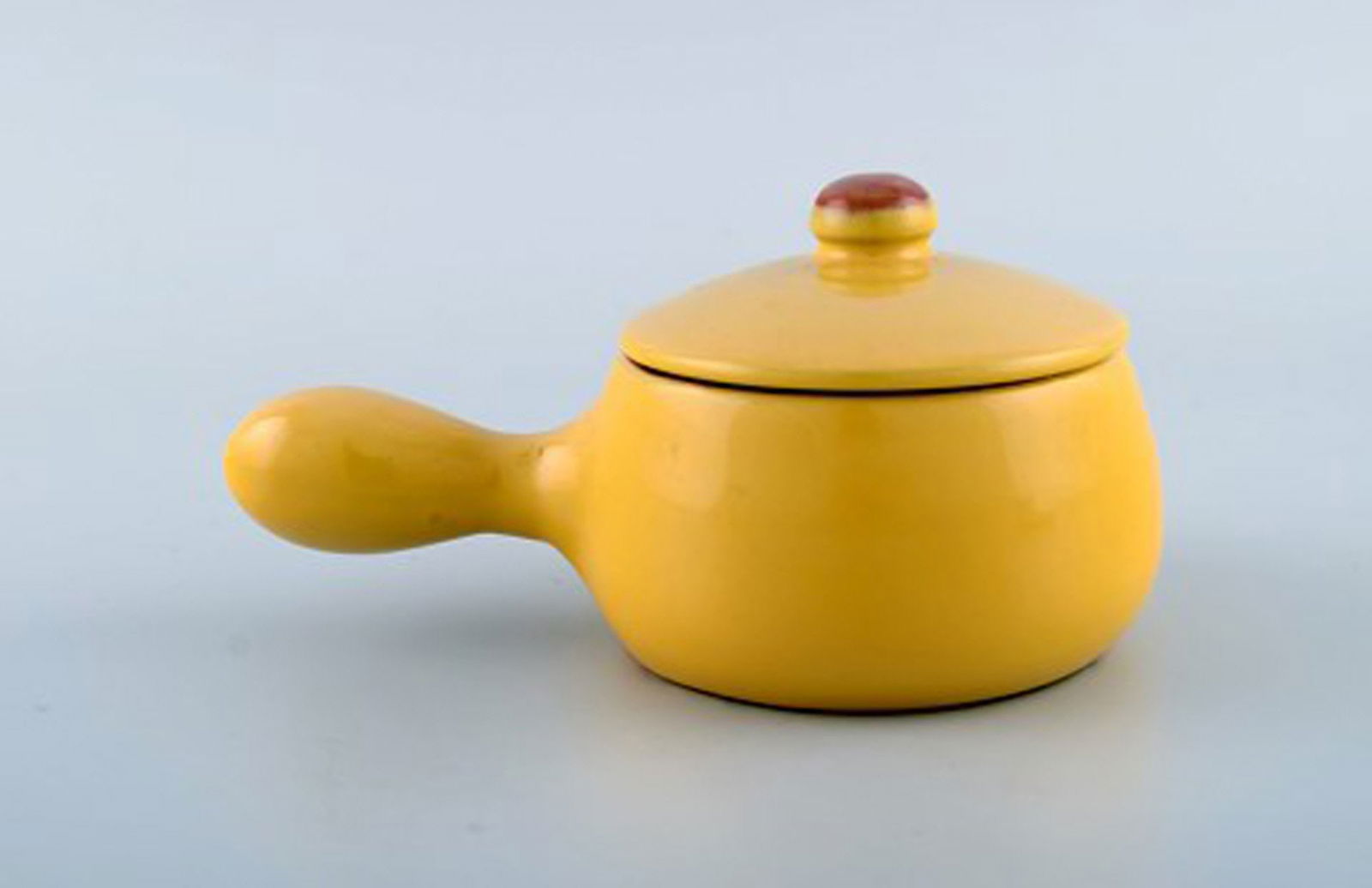 Vicke Lindstrand for Uppsala Ekeby. Sauce boat on saucer in glazed stoneware. Beautiful yellow - 3