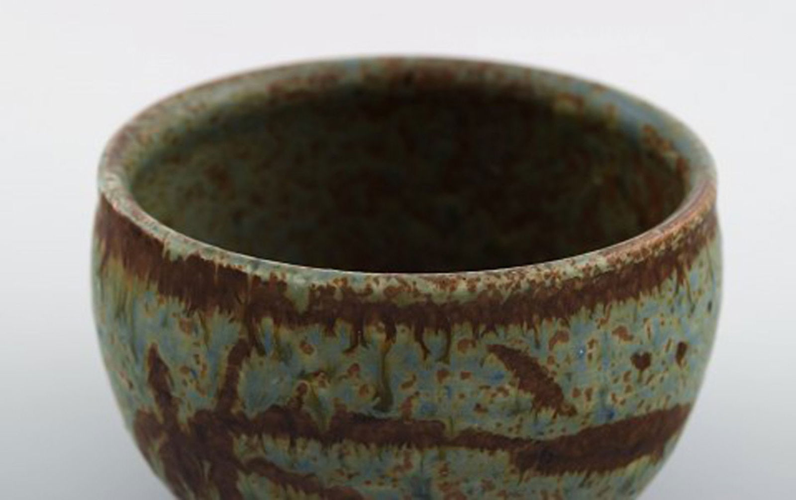 Åland, contemporary ceramicist. Bowl in glazed stoneware. Beautiful glaze in brown and - 4