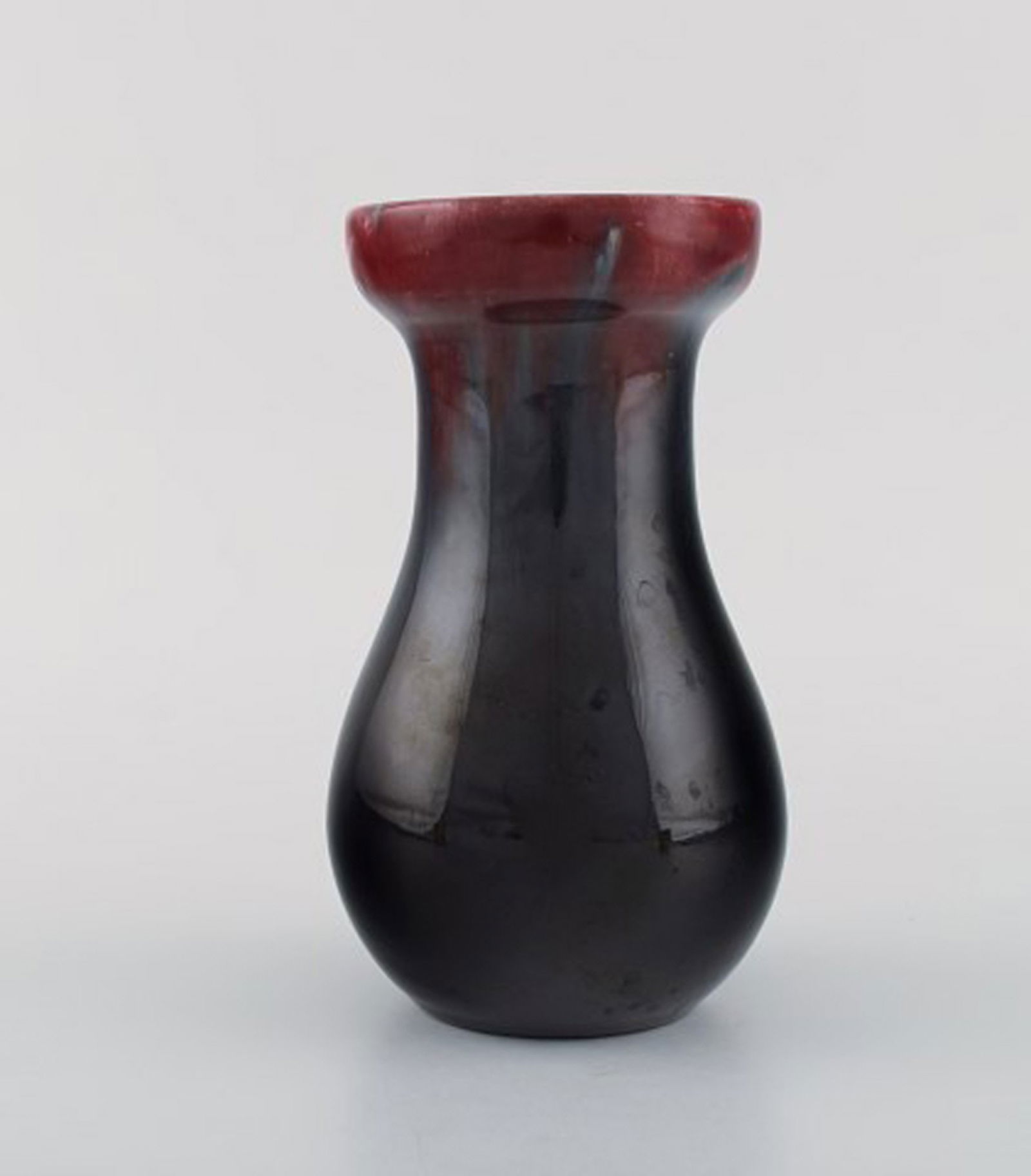 Michael Andersen, Denmark. Two vases in glazed ceramics. Beautiful glaze in red and dark shades. - 5