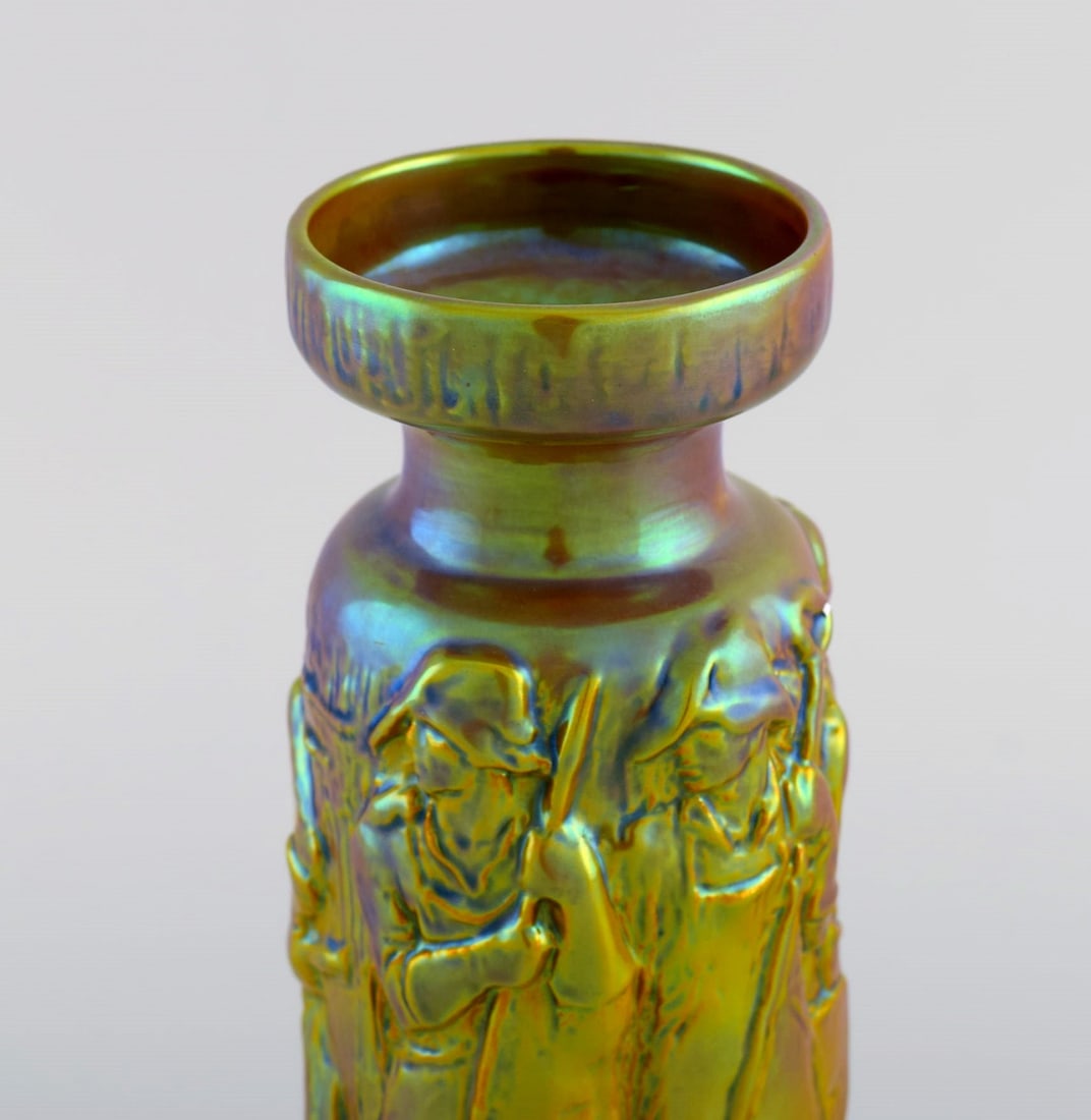 Art deco Zsolnay vase in glazed ceramics modeled with workers. Beautiful luster glaze. 1920s / 30s. - 4