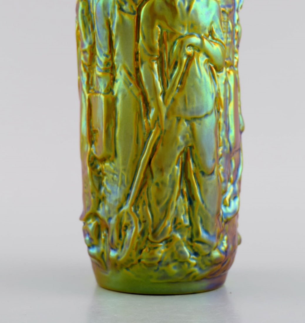 Art deco Zsolnay vase in glazed ceramics modeled with workers. Beautiful luster glaze. 1920s / 30s. - 6
